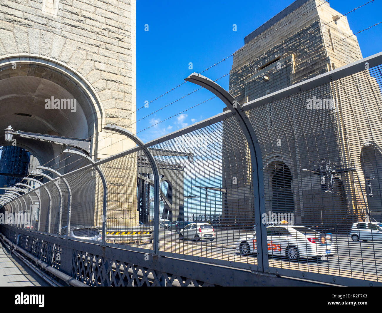 Draht-einzäunung auf die Sydney Harbour Bridge und die beiden Granit Masten auf den nördlichen Eingang, Sydney, NSW, Australien. Stockfoto