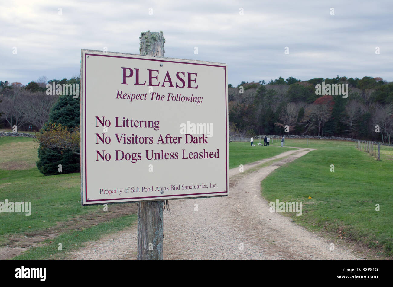 Schild Bitte beachten Sie Folgendes: Kein Abfall, keine Besucher nach Einbruch der Dunkelheit und keine Hunde, es sei denn, Angeleint an Bourne Farm, Falmouth, Cape Cod Stockfoto