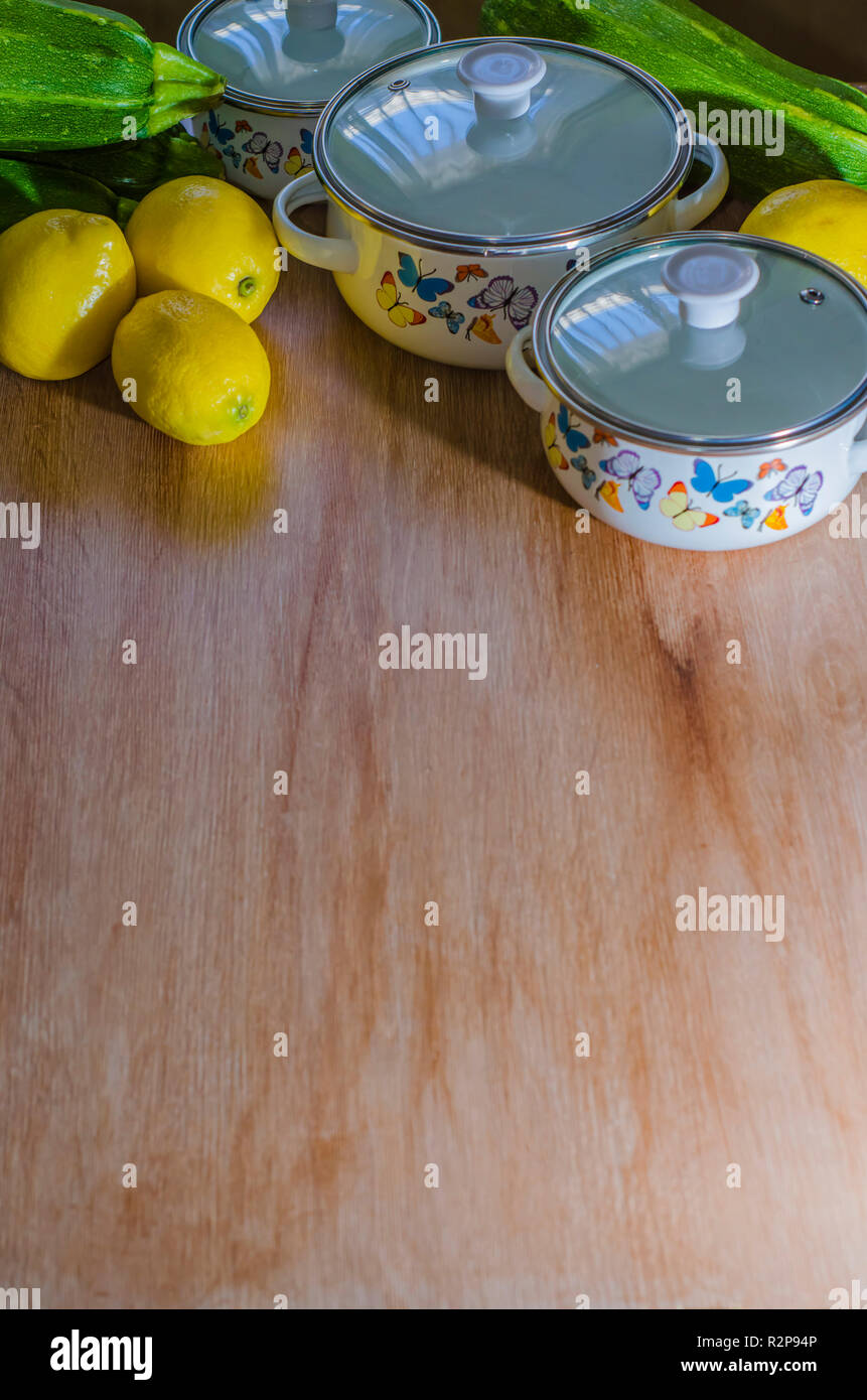 Ollas y cacerolas con Limones y Gemüse en una Cocina Stockfoto