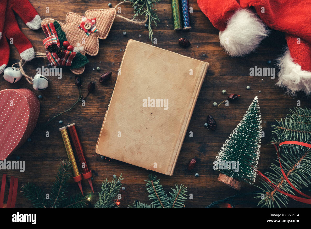 Vintage Buch Unter Weihnachtsdekoration Flach Draufsicht