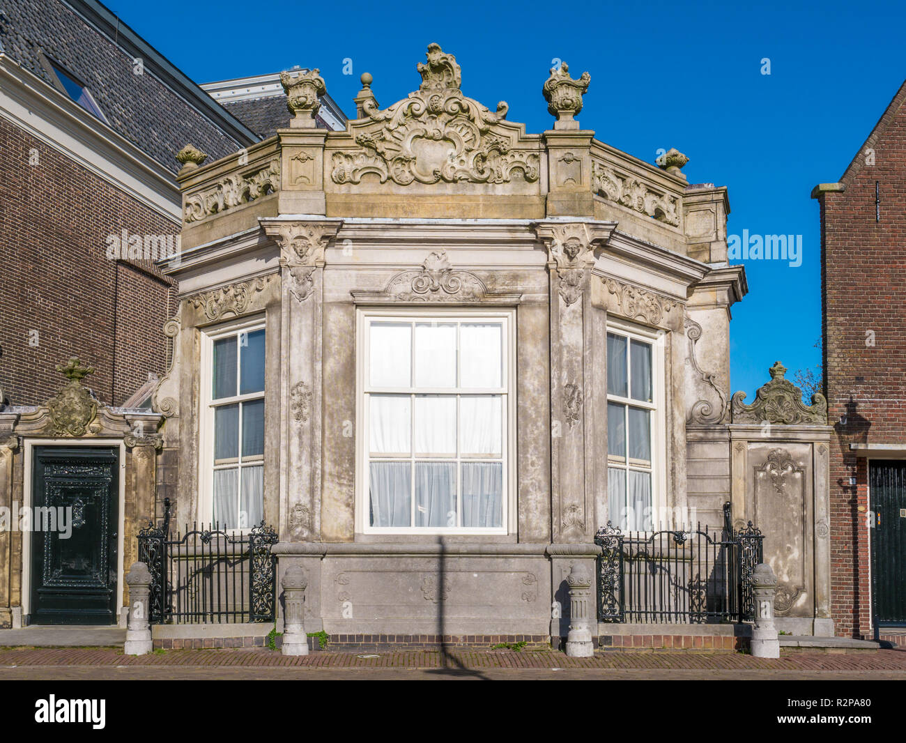 Fassade des historischen Haus namens Snouck van Loosenhuis in der Altstadt von Enkhuizen, Noord-Holland, Niederlande Stockfoto