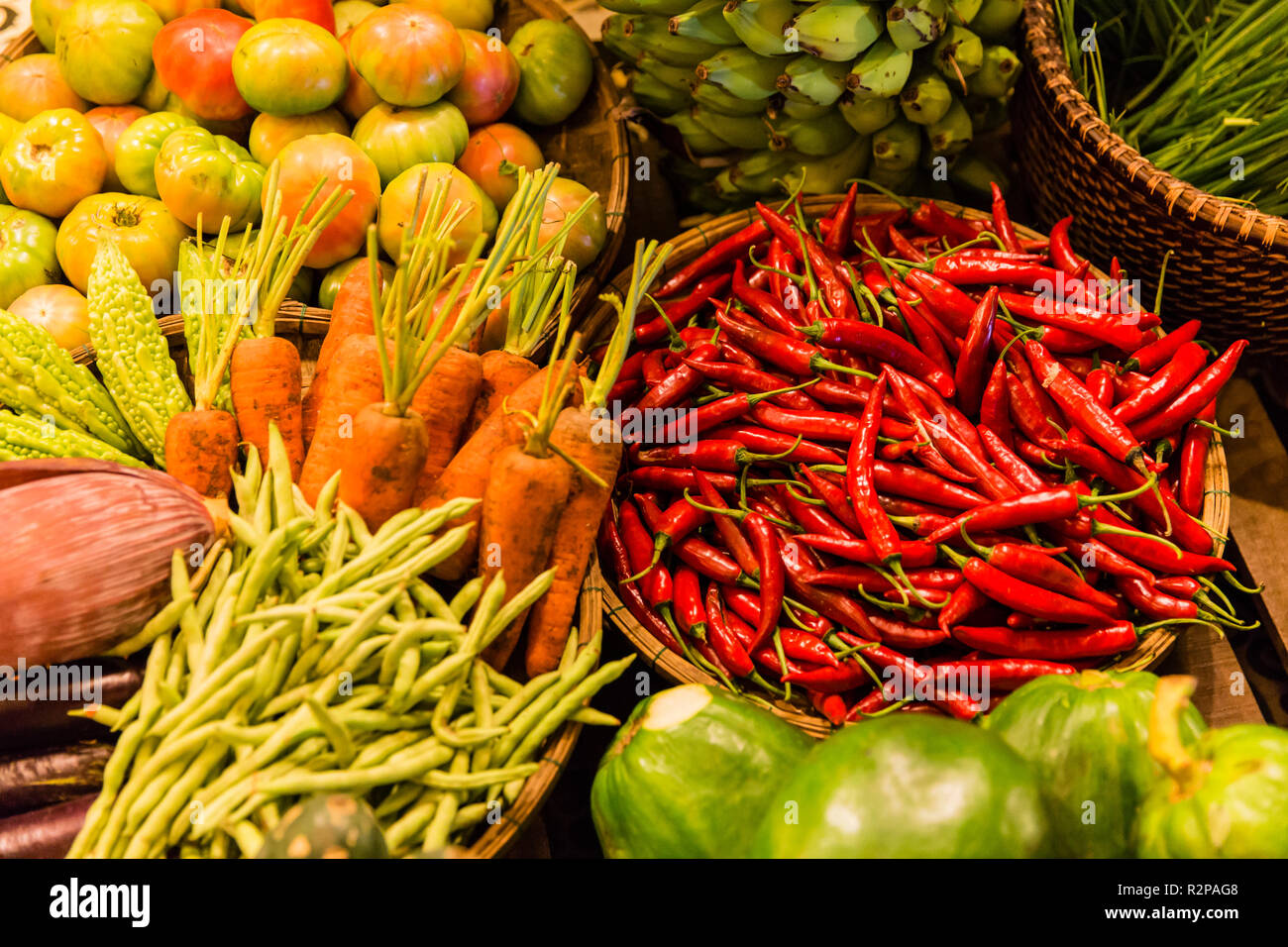 Immer noch leben Der bunt leuchtenden Gemüse auf asiatische Markt, rote Chilis im Vordergrund. Stockfoto