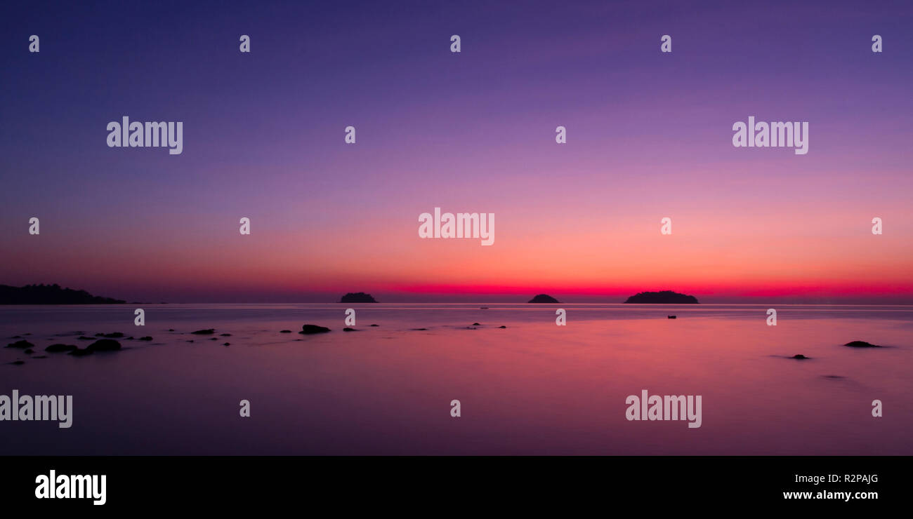 Violett-rote Sonnenuntergang über dem Meer, Ko Chang, Thailand, minimalistisch, Panorama Stockfoto