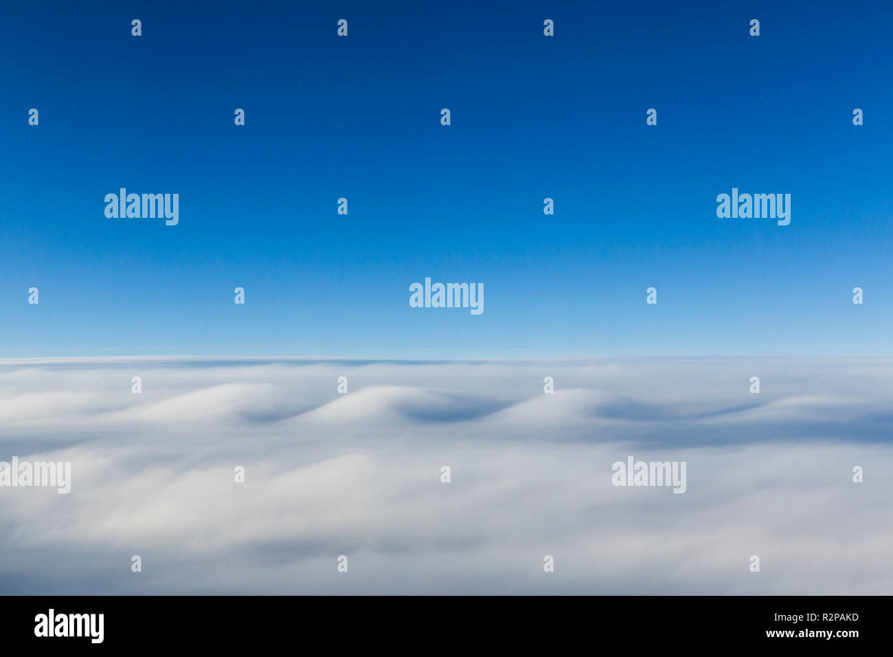 Wolken bilden drei Wellen, aus einer Ebene Stockfoto