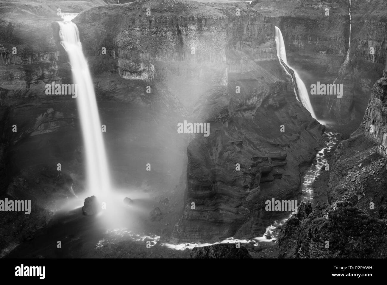 Háifoss Wasserfall, Island, dramatische lange Belichtung, Schwarz und Weiß Stockfoto