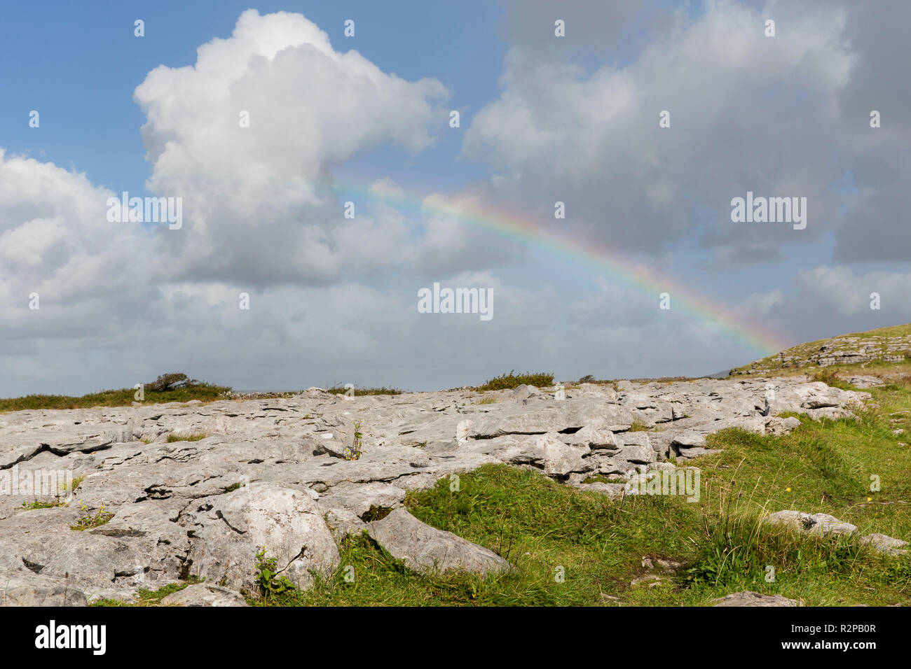 Rainbow, Wolken und blauer Himmel über Karstlandschaft Burren, Irland Stockfoto