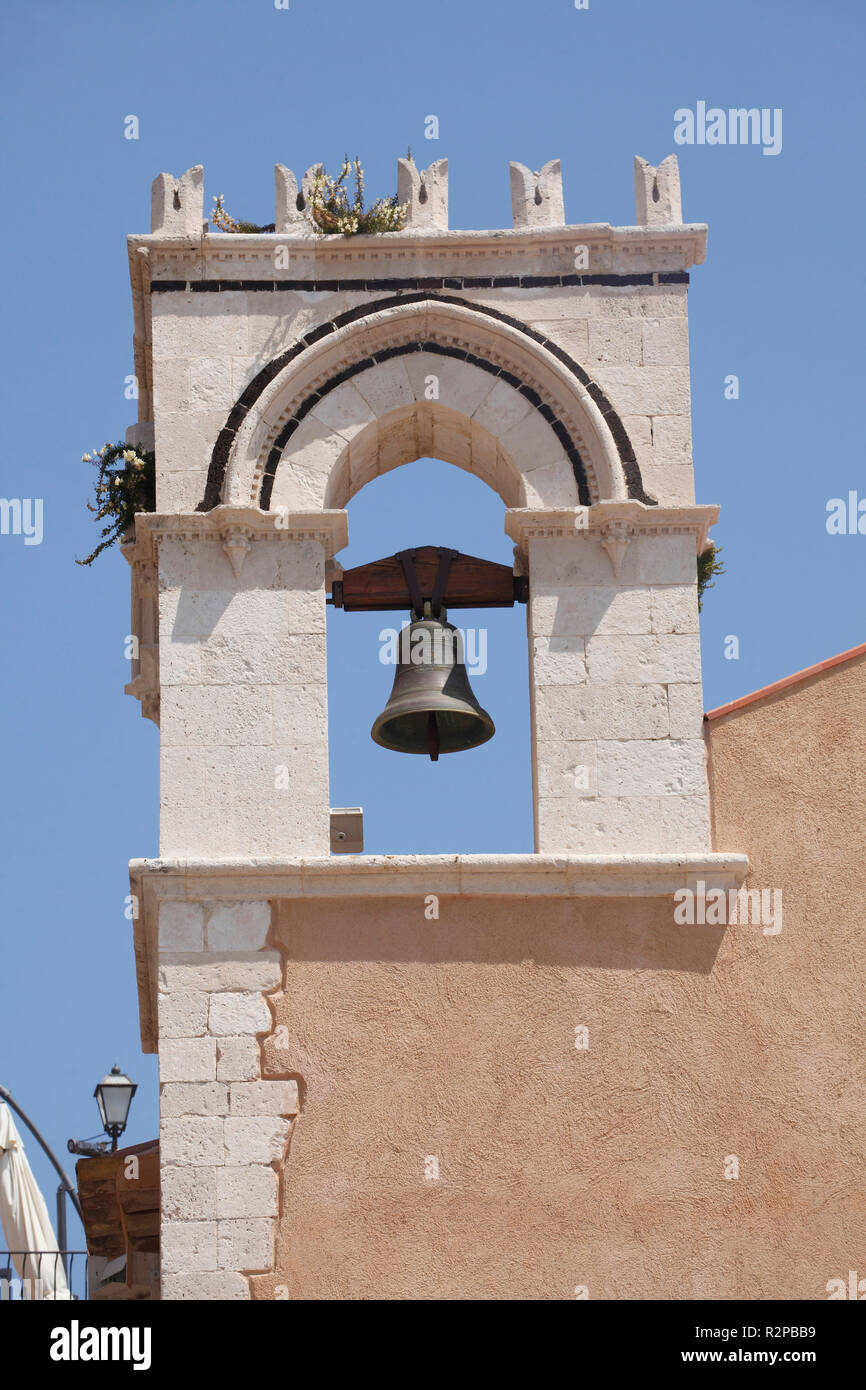 Glockenturm, der Piazza IX Aprile, der Corso Umberto (Hauptstraße), Kirche San Giuseppe, ehemalige Kirche des Heiligen Augustinus (heute Bibliothek), Taormina, Provinz Messina, Sizilien, Italien, Europa Stockfoto