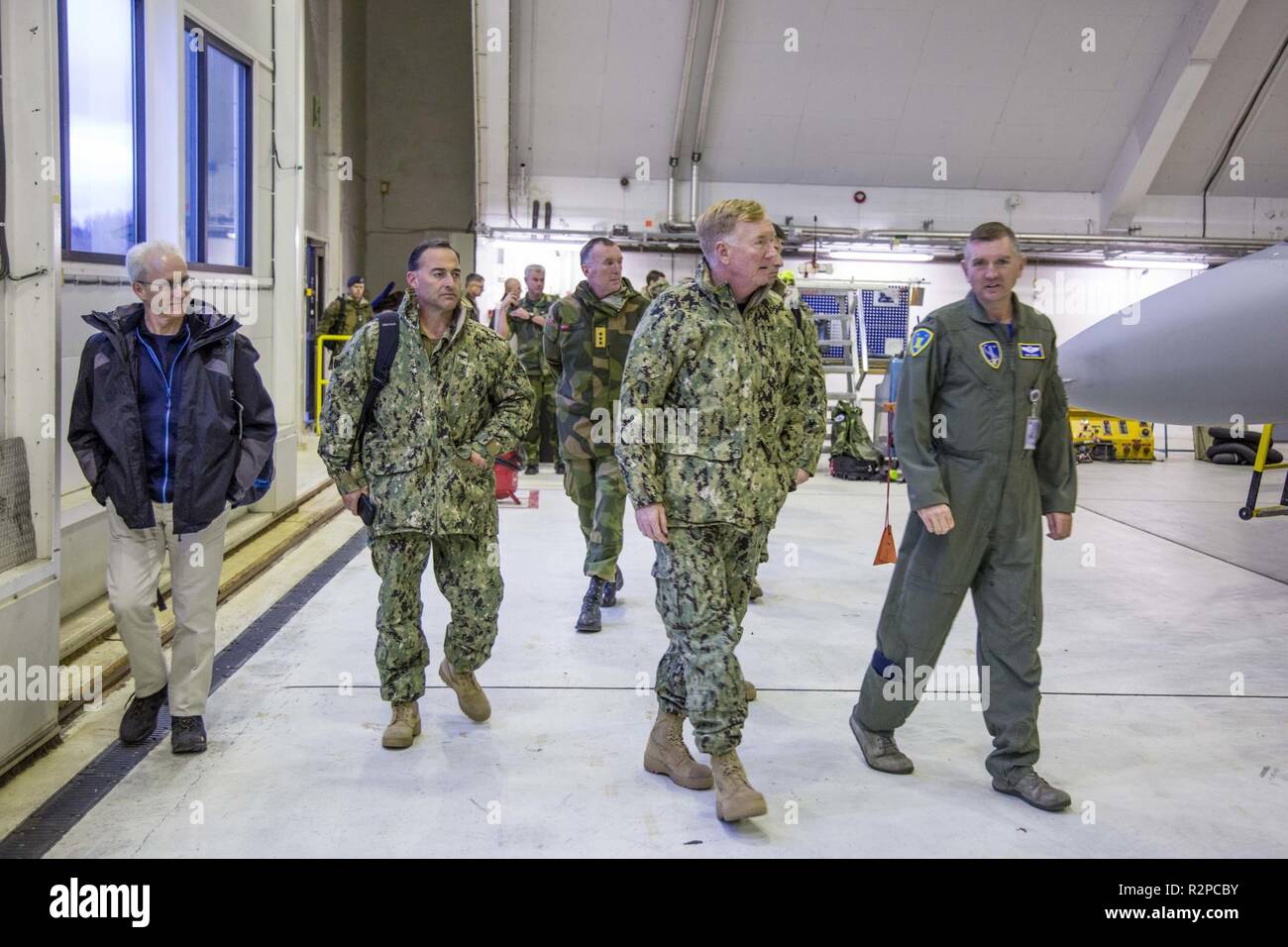 Am Freitag, den 2. November, ein Media Tag war auf der Air Base Bodø in Norwegen, während des Besuchs von Commander Allied Joint Force Command Naples, US-Admiral James Foggo. Admiral Foggo besuchen die Teilnehmenden Loslösung Häuptlinge. Stockfoto