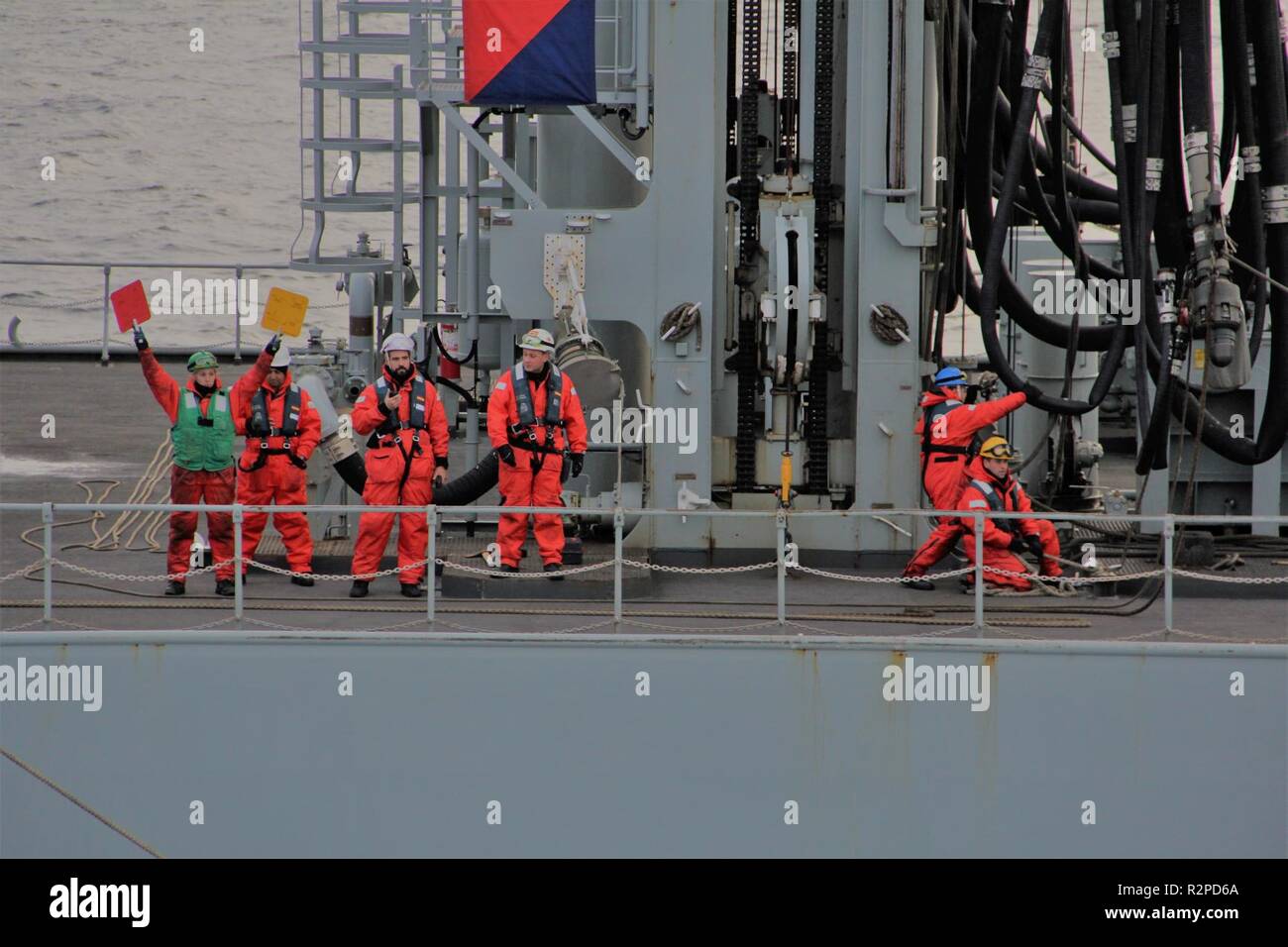 Matrosen an Bord Standing NATO Maritime Group 2 (Snmg 2) Schiff Spanische tanker ESPS Kantabrien Signal an portugiesische Fregatte NFP Corte-Real Da es sich um eine Auffüllung auf See führt am 1. November 2018 im Rahmen der NATO-Übung "Trident"-Phase. Trident Zeitpunkt 2018 ist der NATO grösste Übung in vielen Jahren, in denen rund 50.000 Mitarbeiter aus allen 29 Verbündeten, plus Partner in Finnland und in Schweden. Rund 65 Schiffe, 250 Flugzeuge und 10.000 Fahrzeuge teilnehmen wird. Stockfoto