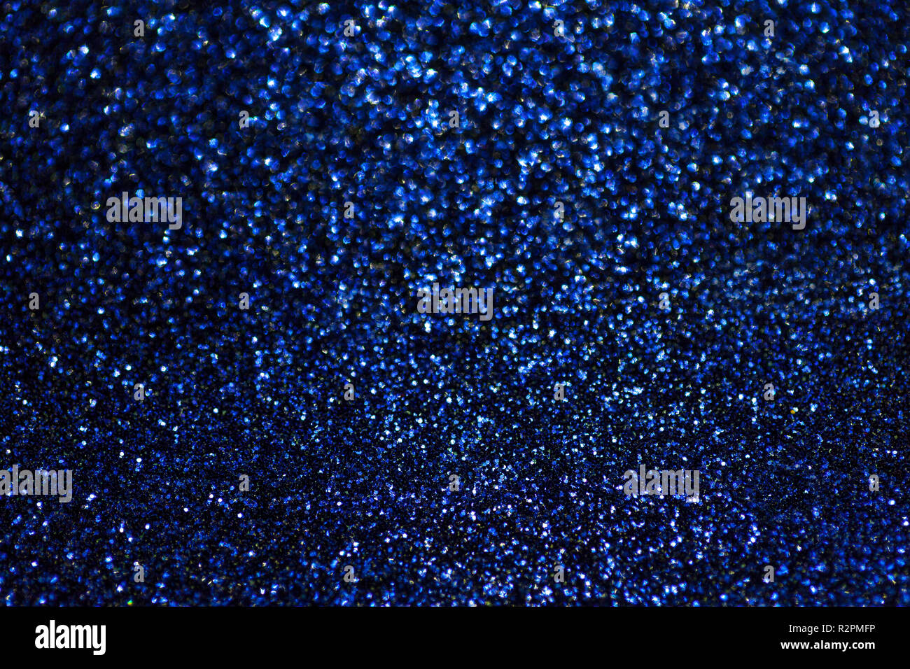 Dark navy blau schimmernden Hintergrund von kleinen Pailletten, Nahaufnahme. Brillant glänzende Kulisse aus Textil. Shimmer Papier Stockfoto