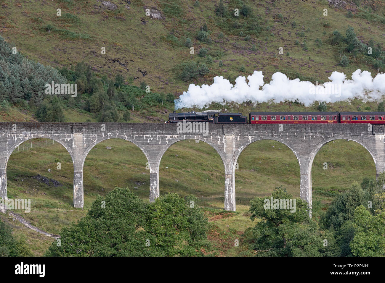 Glenfinnan Viaduct Jacobite Steam Train Harry Potter Hogwarts Express in Schottland Stockfoto