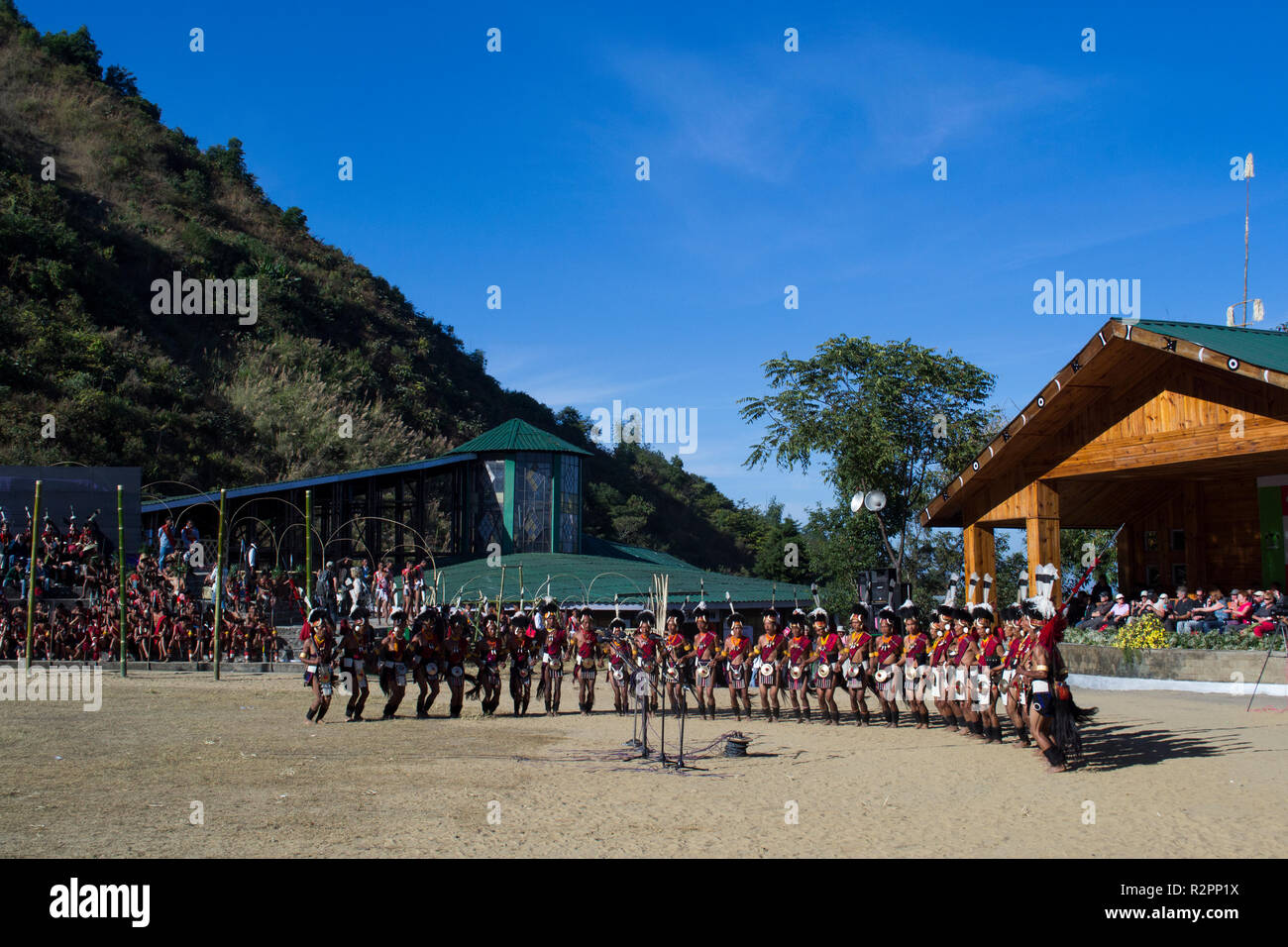 Nagaland, Indien. Kulturelle Gruppe führt während der Hornbill Festival Stockfoto