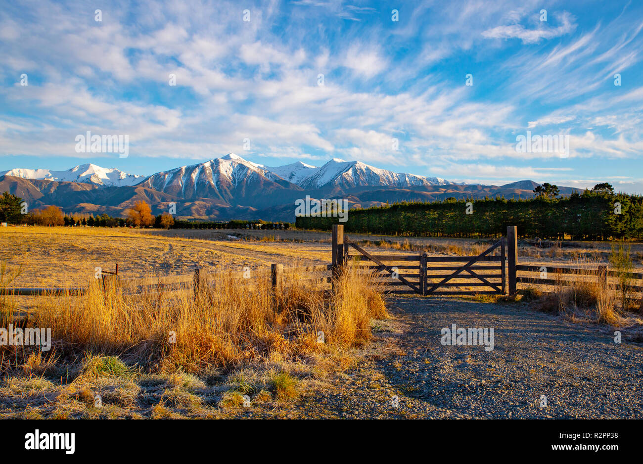 Eine geschlossene Holz- farm Gate am Eingang zu einem Bauernhof im hohen Land unter Snowy Mountains Stockfoto