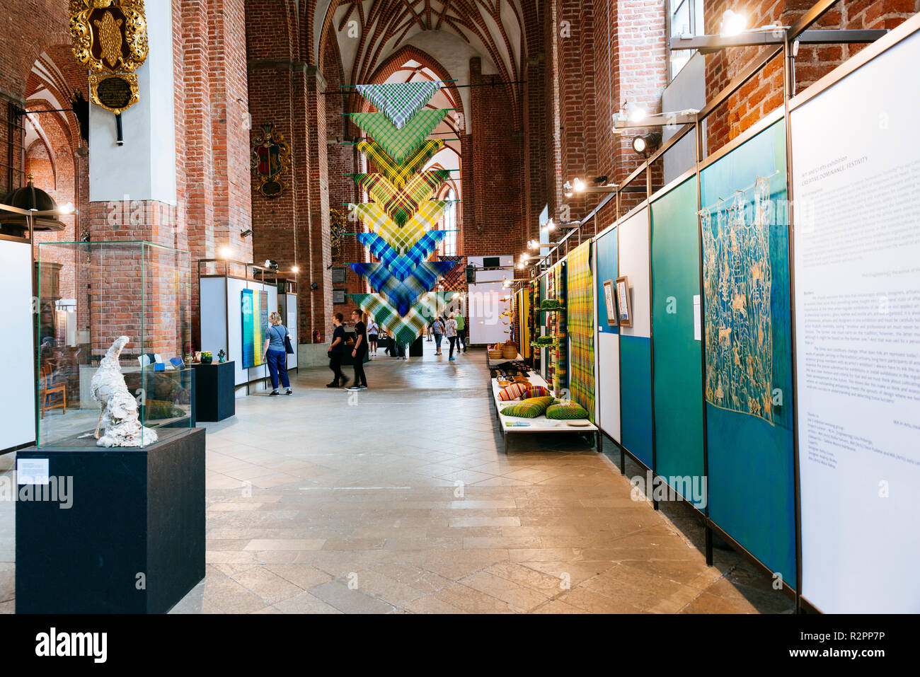 Ausstellung von Kunst und Handwerk "Kreative Dominance". Nationalen kulturellen Identität. St. Peter's Kirche ist eine evangelische Kirche in Riga, der Hauptstadt Lettlands Stockfoto