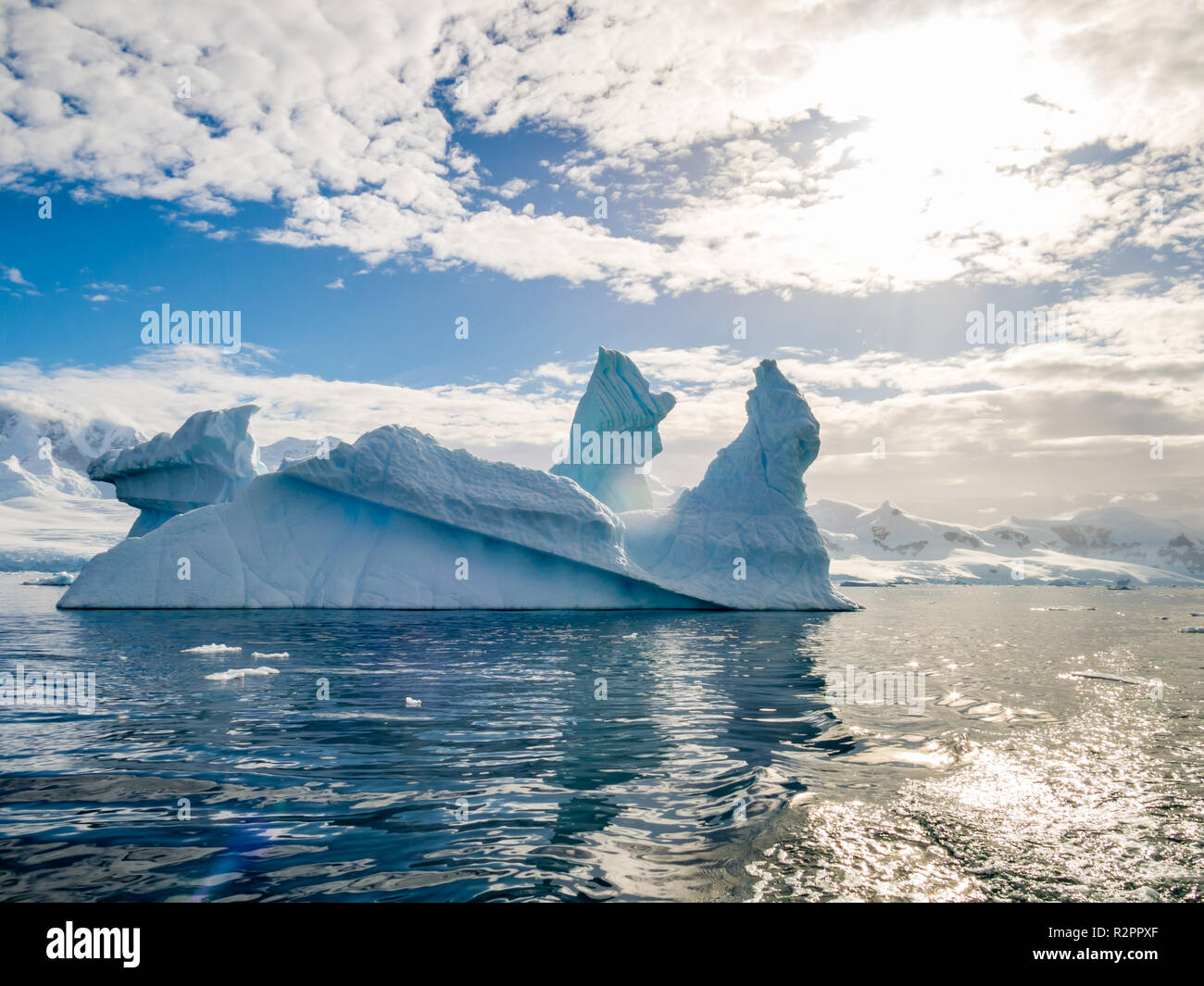 Pinnacle geformte Eisberge in Andvord Bay in der Nähe von Neko Harbour, Antarktische Halbinsel, Antarktis Stockfoto