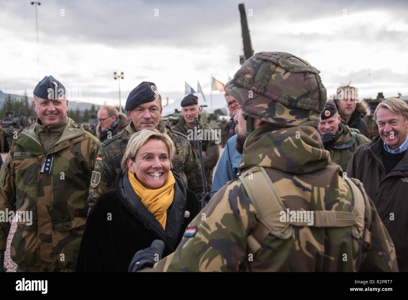 Der niederländische Verteidigungsminister zu Besuch in Rena während der Übung "Trident"-Phase. Ank Bijleveld zahlt einen besonderen Besuch auf NLD 45 Panzergrenadier Bataillon, das wird zur Speerspitze Bataillon der Sehr hohe Bereitschaft Joint Task Force 2019 zu leisten; die schnellsten einsetzbaren Asset der NATO Response Force. Mit rund 50.000 Mitarbeitern in Trident Zeitpunkt 2018 teilnehmen, es ist eines der größten NATO-Übungen in den letzten Jahren. Rund 250 Flugzeuge, 65 Schiffe und mehr als 10.000 Fahrzeuge an der Übung in Norwegen beteiligt sind. Stockfoto