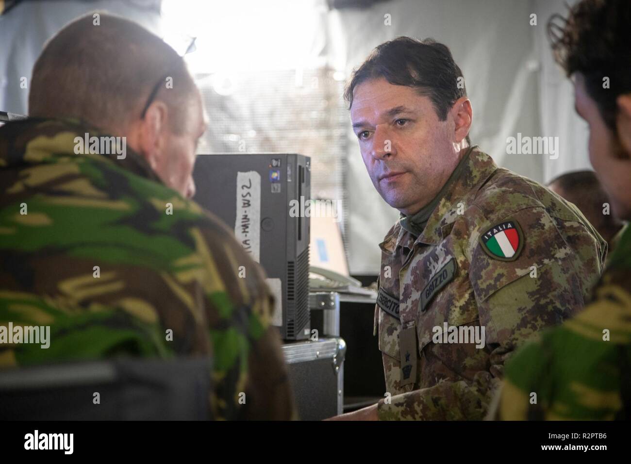 Niederländische Oberstleutnant Paul Kolken und Italienischen Oberstleutnant Massimo Grizzo koordinieren. 1 Deutsch/Niederländische Korps" Kommunikations- und Informationssysteme Bataillon ist verantwortlich für die Kommunikation zwischen der Zentrale und den Feuerwehren. Rennen 1 stellt die Verbindung zwischen CIS 1 GNC als LCC und die Italienische Ariete Brigade für Übung Trident Zeitpunkt. Mit rund 50.000 Mitarbeitern in Trident Zeitpunkt 2018 teilnehmen, es ist eines der größten NATO-Übungen in den letzten Jahren. Rund 250 Flugzeuge, 65 Schiffe und mehr als 10.000 Fahrzeuge an der Übung in Norwegen beteiligt sind. Stockfoto