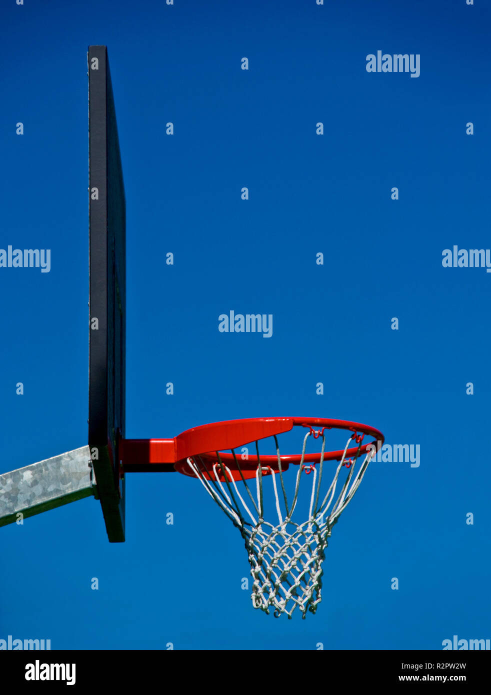 Basketball - In den Korb Stockfoto