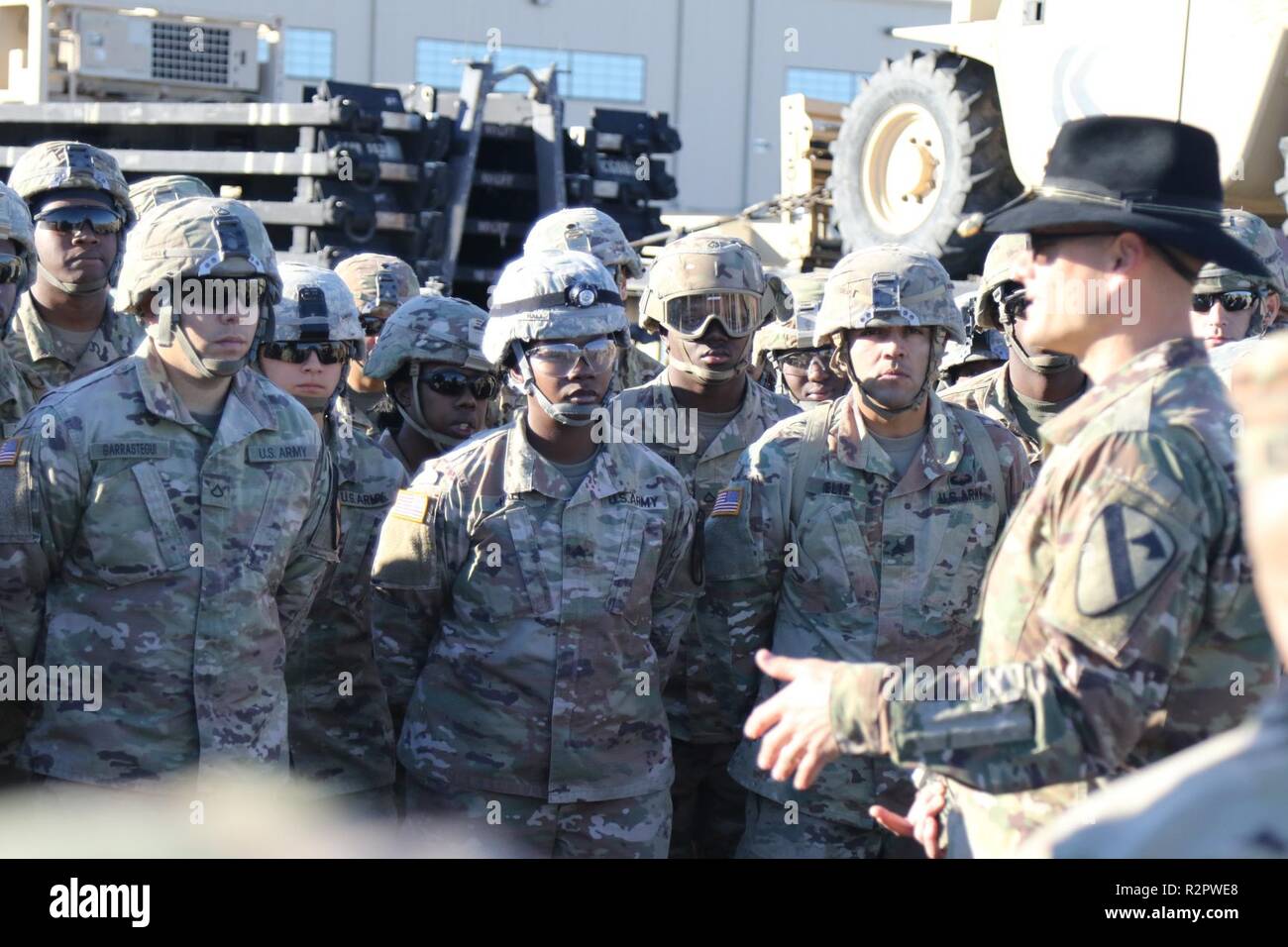 Troopers vom 289 Quartermaster Firma, 553Rd Combat Sustainment Support Bataillons, 1st Cavalry Division Sustainment Brigade, Nov. 2 letzte Vorbereitungen vor dem Abflug Fort Hood zur Unterstützung der Operation treuer Patriot. Die Soldaten sind schiefergedeckt zu stellen Logistik der US-amerikanischen Zoll- und Grenzschutzbehörden in der Nähe der US-amerikanischen und mexikanischen Grenze unterstützen. Stockfoto