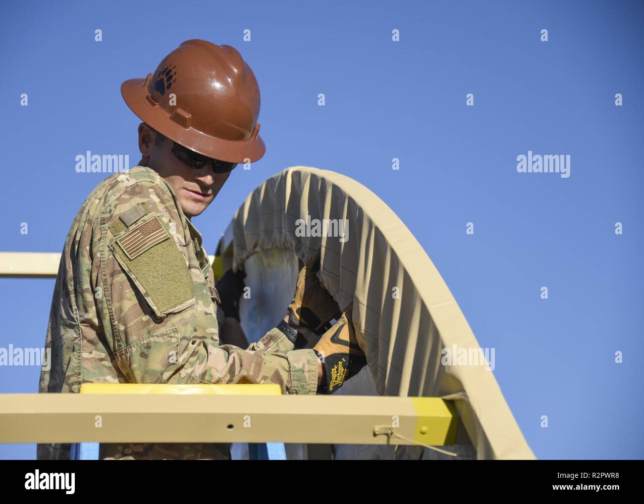 Us Air Force Piloten arbeiten zusammen, um die Zelte für die Sunglow Stadt in Davis-Monthan Air Force Base, Ariz., Nov. 1, 2018. Sunglow Stadt ist eine Reihe von Zelten konstruiert Service Mitglieder zur Unterstützung der Operation treuer Patriot zu Haus. Stockfoto