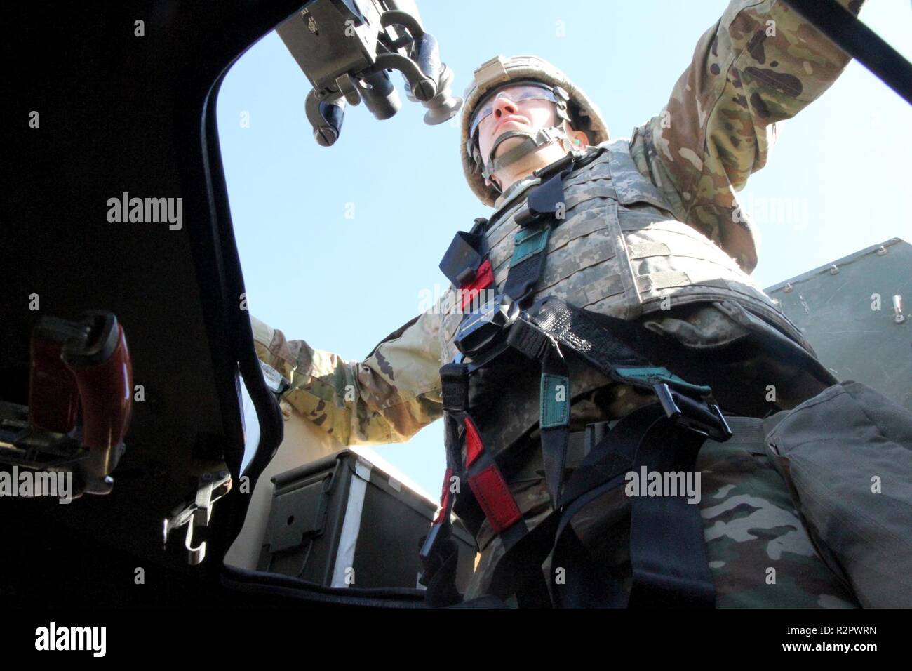 Spc. Ryan Garris mit Die 413 Bekämpfung Sustainment Unterstützung Bataillon, in Schenectady, New York, basiert, steht in der Schütze Luke eines M1097bereit Crew zu leiten - Serviert Waffen Training während des Betriebs Cold Steel III, bewirtet durch die US-Armee die zivilen Angelegenheiten und psychologische Funktion Befehl an Joint Base Mc Guire-Dix - Lakehurst, New Jersey, Okt. 31, 2018. Betrieb Cold Steel ist der US-Armee finden Crew - Serviert Waffen Qualifizierung und Validierung ausüben, um sicherzustellen, dass America's Army Reserve Einheiten und Soldaten ausgebildet sind und bereit, auf kurze bereitstellen - Bekanntmachung als Teil bereit, Kraft X und Bekämpfung - bringen Sie bereit Stockfoto
