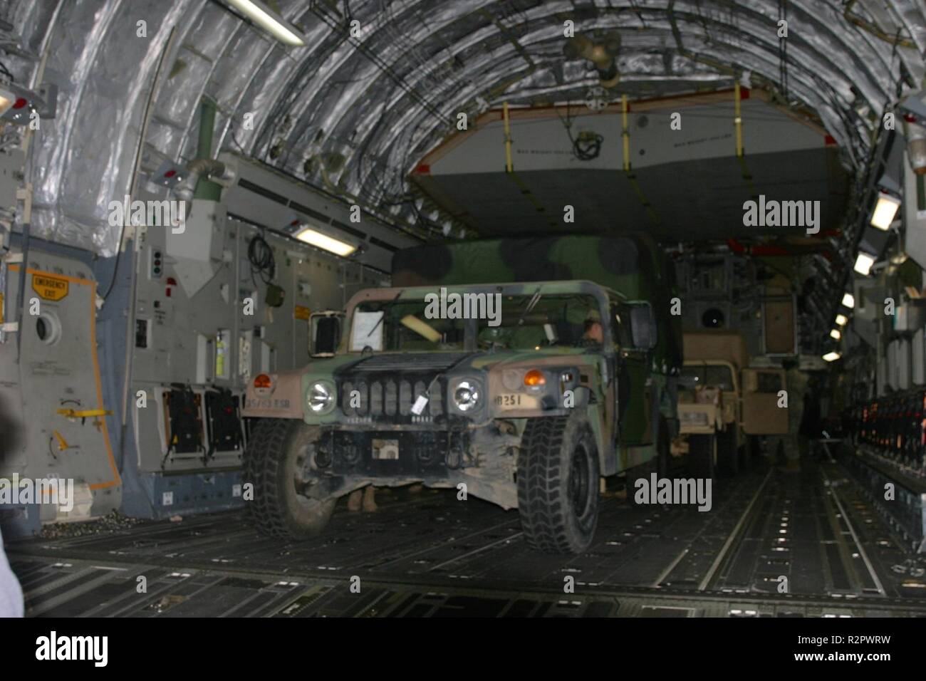 Soldaten und Ausrüstung vom 63. Expeditionary Signal Bataillon, Fort Campbell, Kentucky, kommen auf einem C-17 Globemaster III iat Fort Huachuca, Arizona, Okt. 31 zur Unterstützung der Operation treuer Patriot. Wie durch das Verteidigungsministerium durch Hauptquartier, Soldaten, Ausrüstung und Ressourcen weitergeleitet werden bereitgestellt Ministerium für Innere Sicherheit entlang der südwestlichen Grenze zu helfen. Militärisches Personal wird eine Vielzahl von Support, einschließlich Planung, Engineering Support und Logistik und Transport unterstützen. Stockfoto