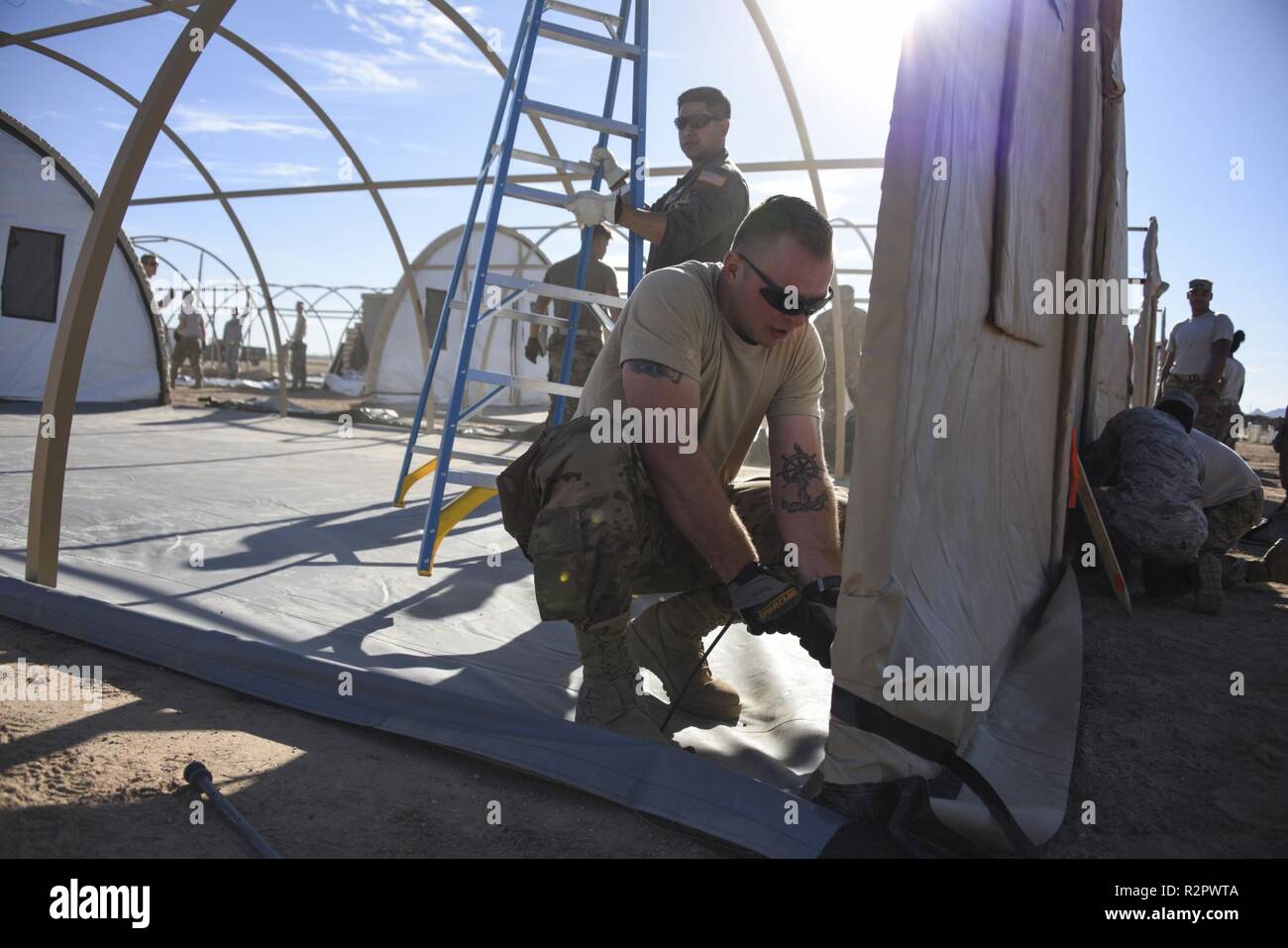 Us Air Force Piloten arbeiten zusammen, um die Zelte für die Sunglow Stadt in Davis-Monthan Air Force Base, Ariz., Nov. 1, 2018. Sunglow Stadt ist eine Reihe von Zelten konstruiert Service Mitglieder zur Unterstützung der Operation treuer Patriot zu Haus. Stockfoto