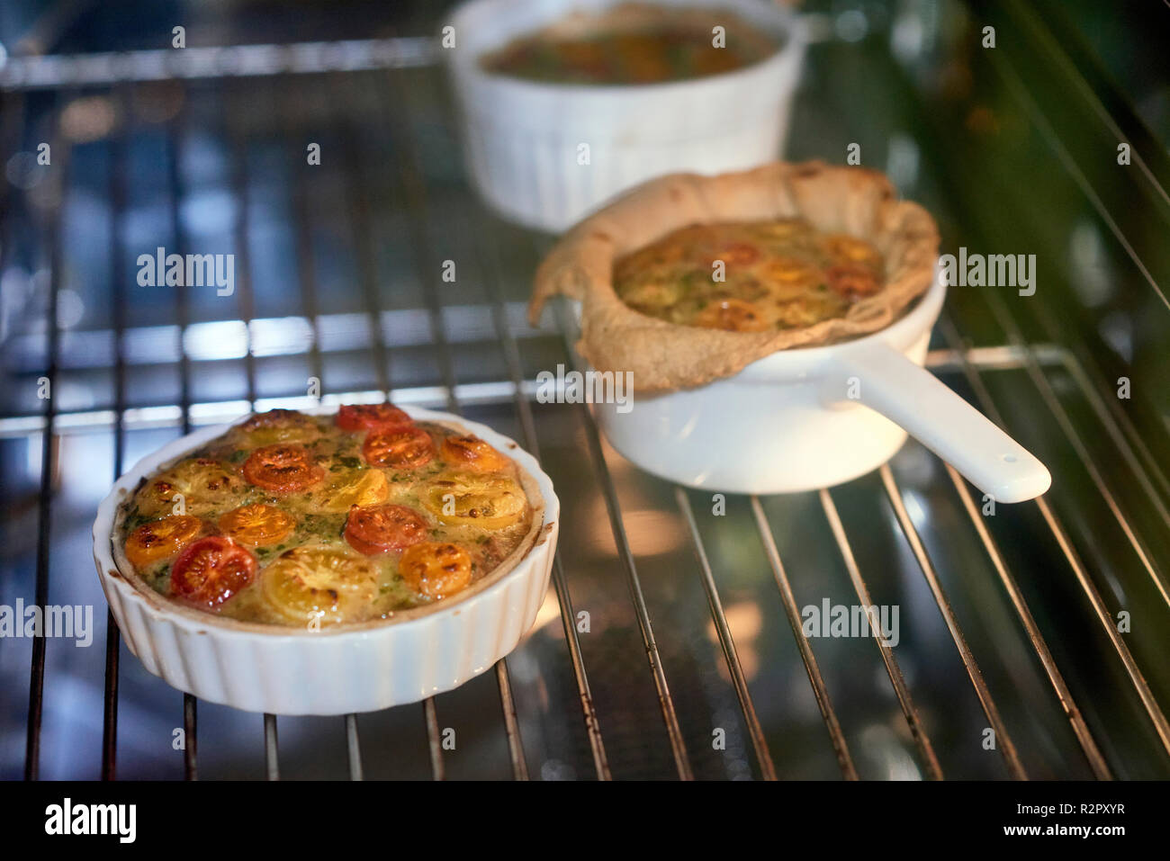 Vorbereitung der Mini-Torten, Kuchen im Ofen Stockfoto