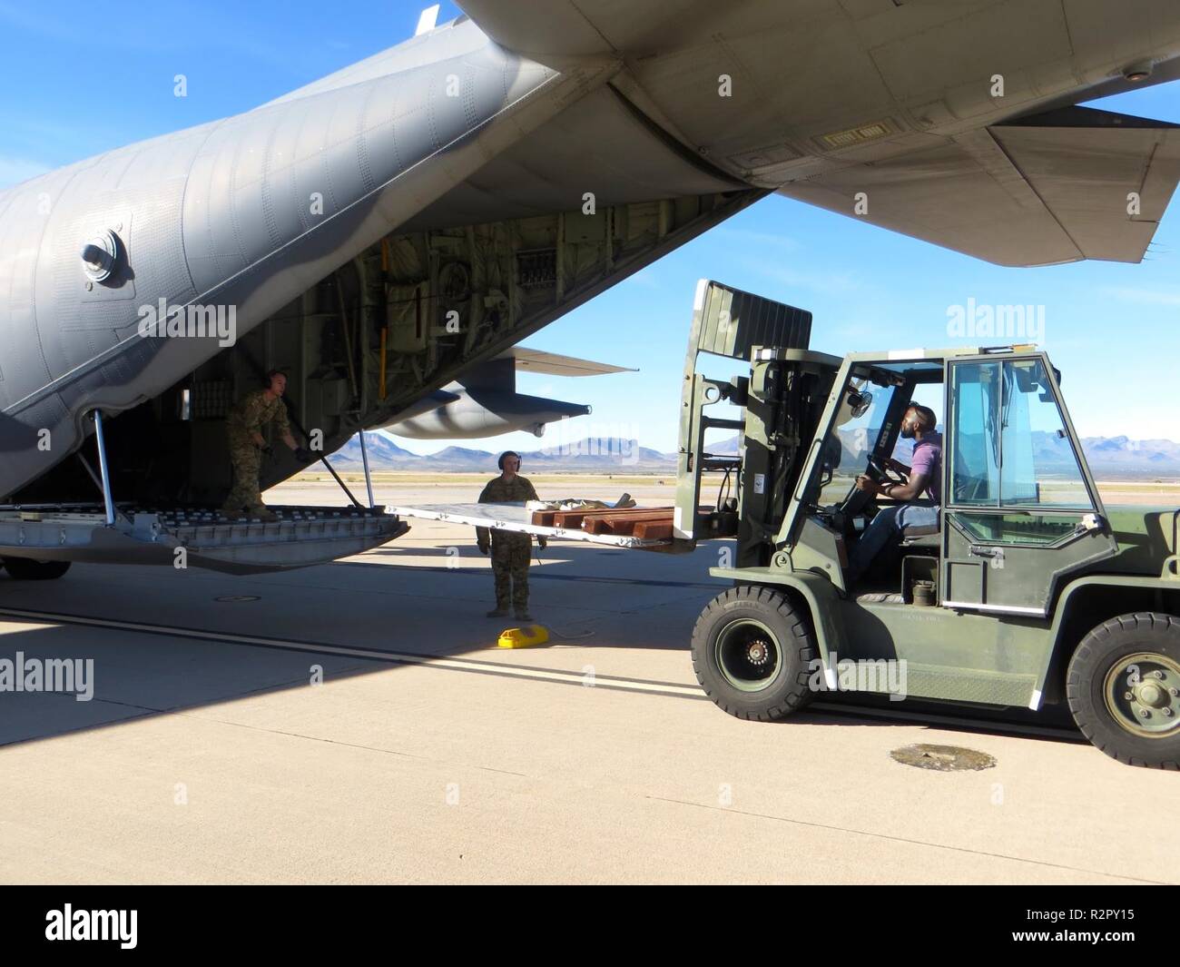 Eine C-130 gelandet an Libby Army in Fort Huachuca Nov. 1, Anlagen zur Unterstützung der Operation treuer Patriot Davis-Monthan Air Force Base zu transportieren in Tucson, Arizona. Flieger und Soldaten und Regierung Personal aus Fort Huachuca 111 Military Intelligence Brigade erstellt und geladen. Fort Huachuca stellt Gehäuse, Ausbildungseinrichtungen und Bereitstellflächen für Personal, Ausrüstung und Ressourcen für den Betrieb treuer Patriot. Stockfoto