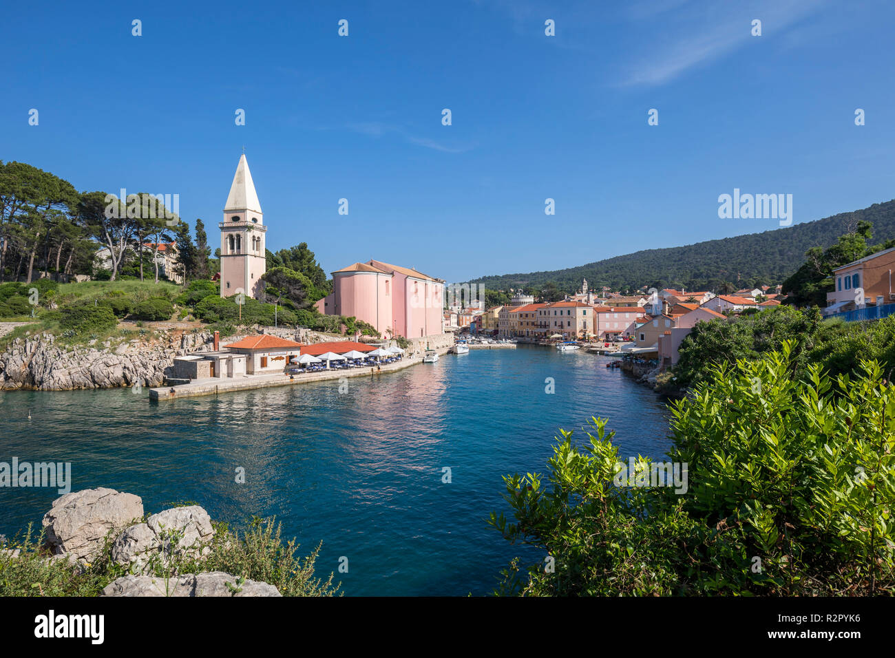 Hafen von Veli Losinj Eingang mit barocken Pfarrkirche des Heiligen Antonius, Losinj, Kvarner Bucht, Kroatien Stockfoto