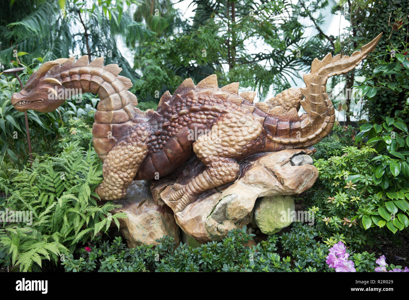 Singapur, Gärten durch die Bucht, Cloud Forest Dome, Holzskulptur, Drache Stockfoto