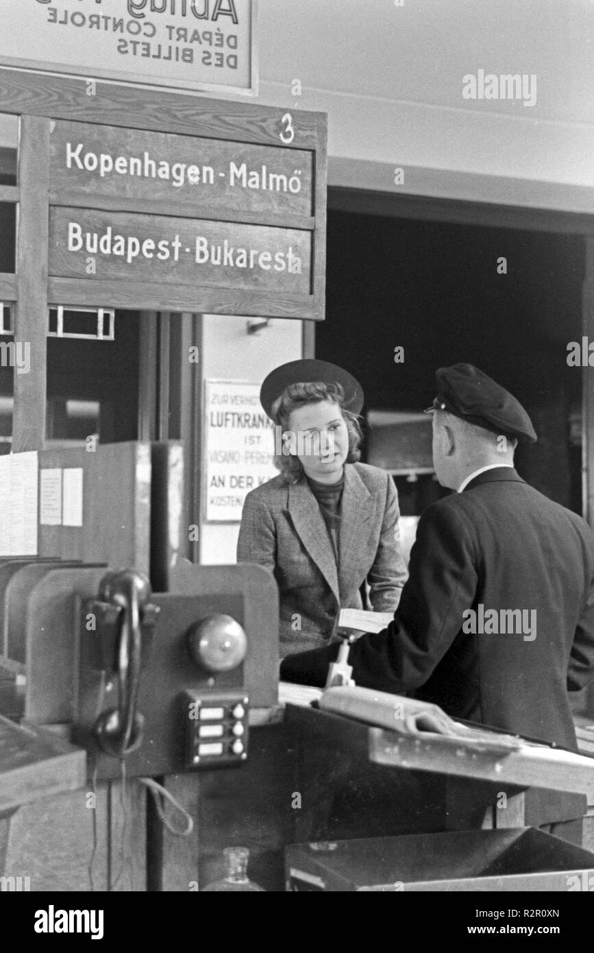 Ein weiblicher Passagier mit einem Zollbeamten am Flughafen Berlin Tempelhof, Deutschland 1930. Stockfoto