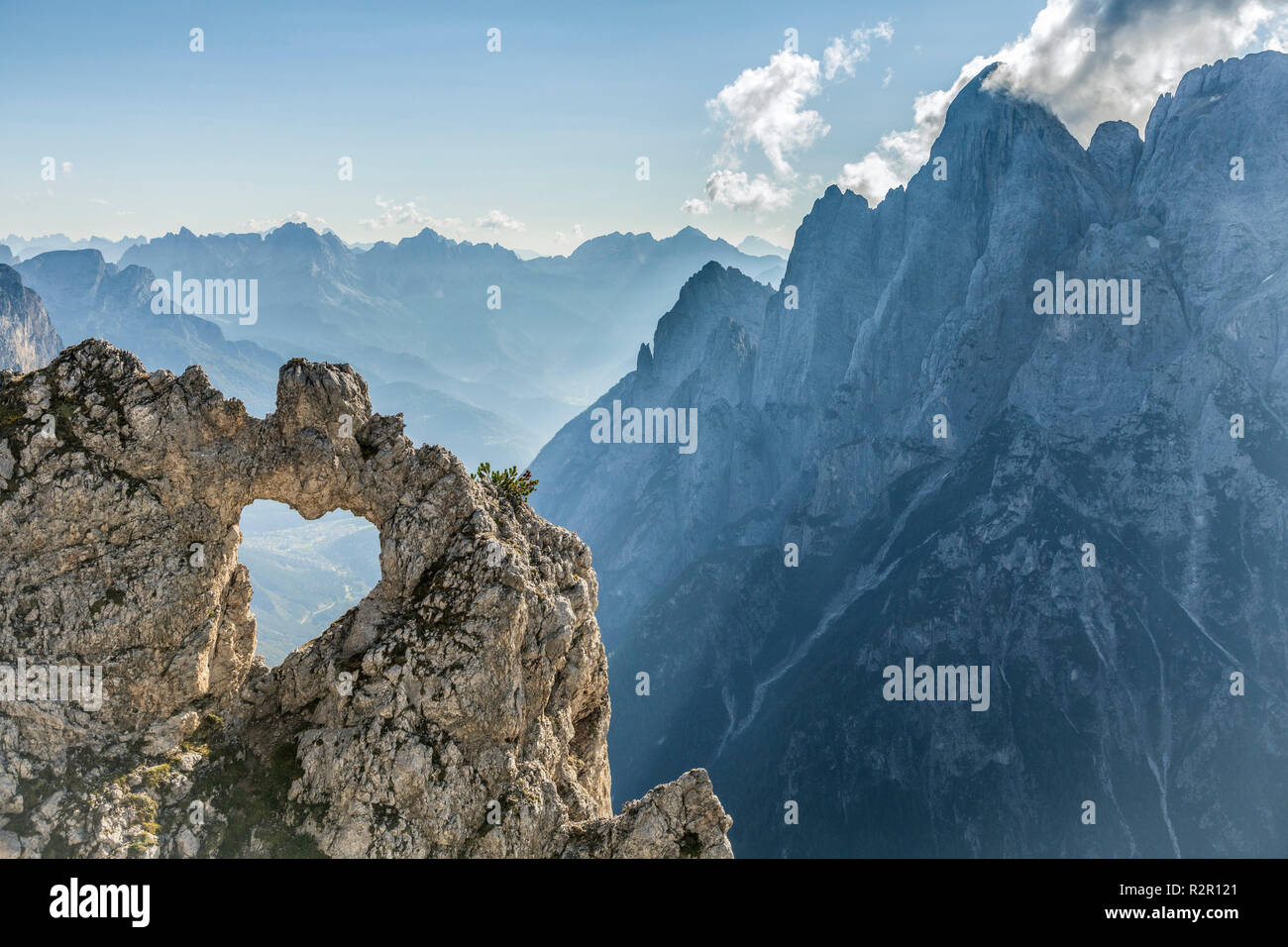 Europa, Italien, Venetien, Belluno, Agordino. Das Herz des Rock, eine natürliche Öffnung in der Form eines Herzens, Pala Gruppe, Dolomiten Stockfoto