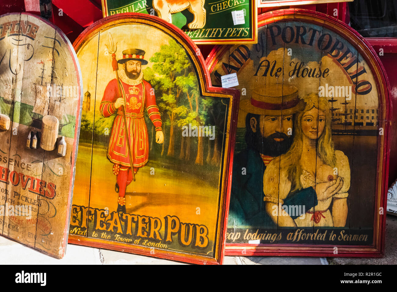 England, London, Notting Hill, der Portobello Road, Antique Shop Anzeige von Vintage Shop und Pub Zeichen Stockfoto