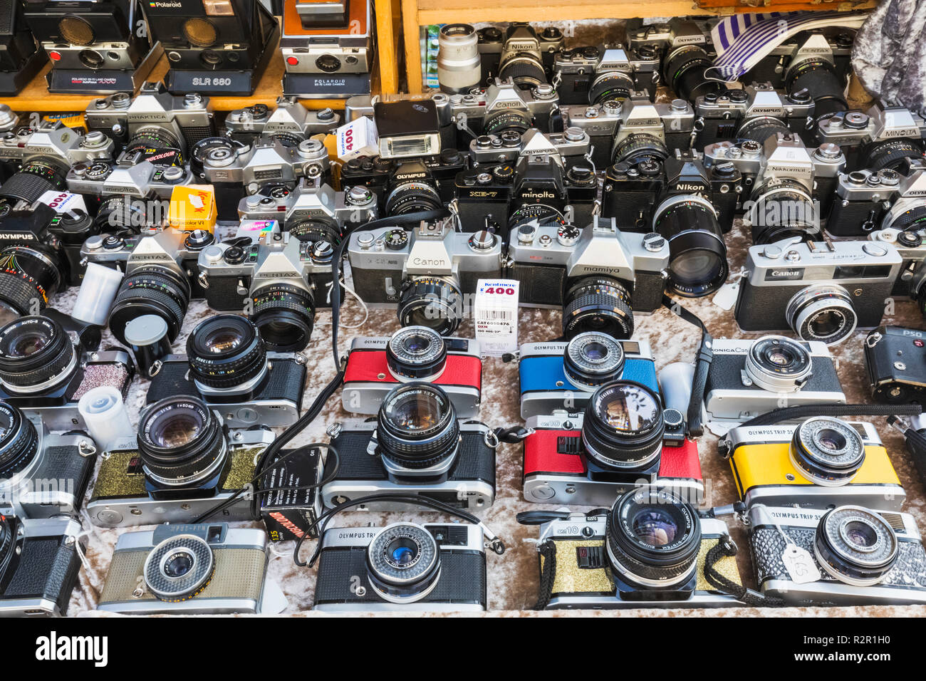 England, London, Notting Hill, der Portobello Road, Antique Shop Anzeige der klassische Kameras Stockfoto