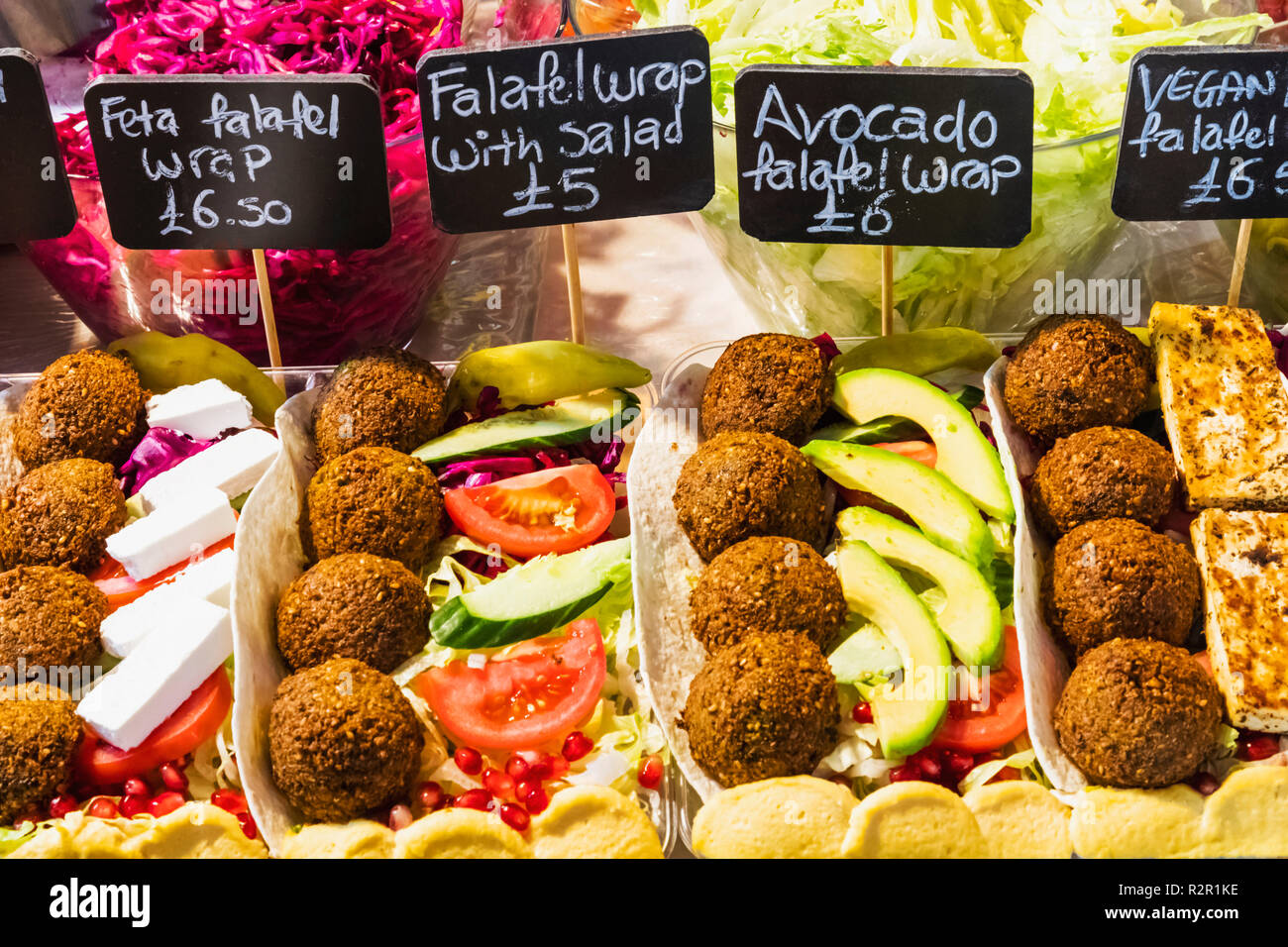 England, London, Shoreditch, Brick Lane, Street Food Stall verkaufen falafel Wraps Stockfoto