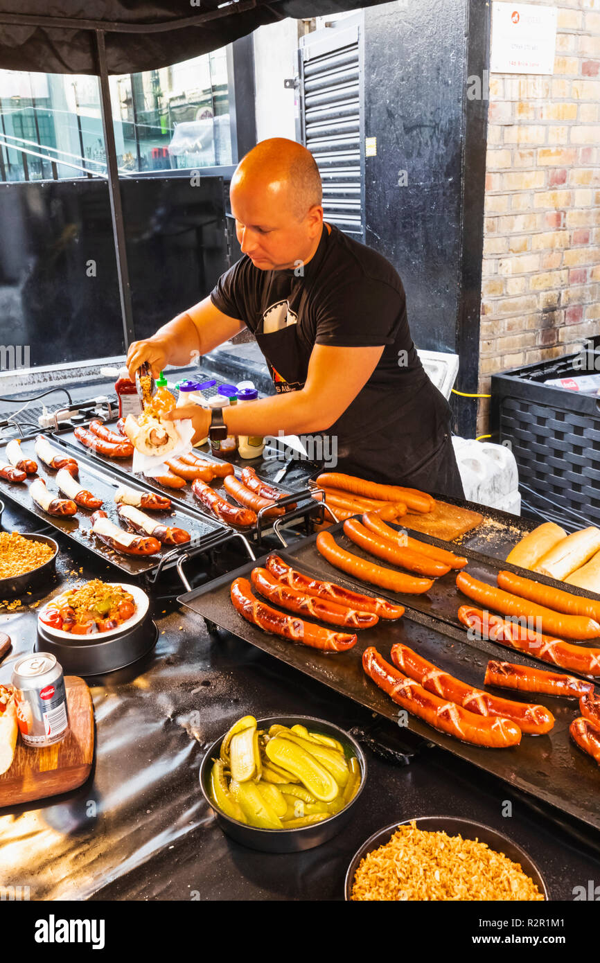 England, London, Shoreditch, Brick Lane, Street Food Stall deutsche Würstchen Stockfoto