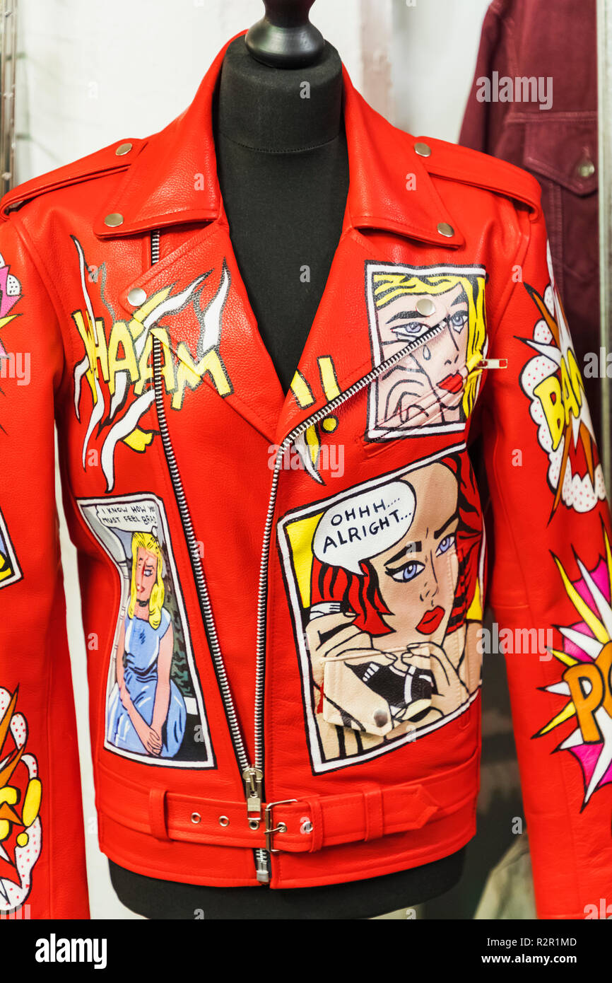 England, London, Shoreditch, Brick Lane, Vintage Kleidung Stall Anzeige von Vintage Leder Jacke Stockfoto