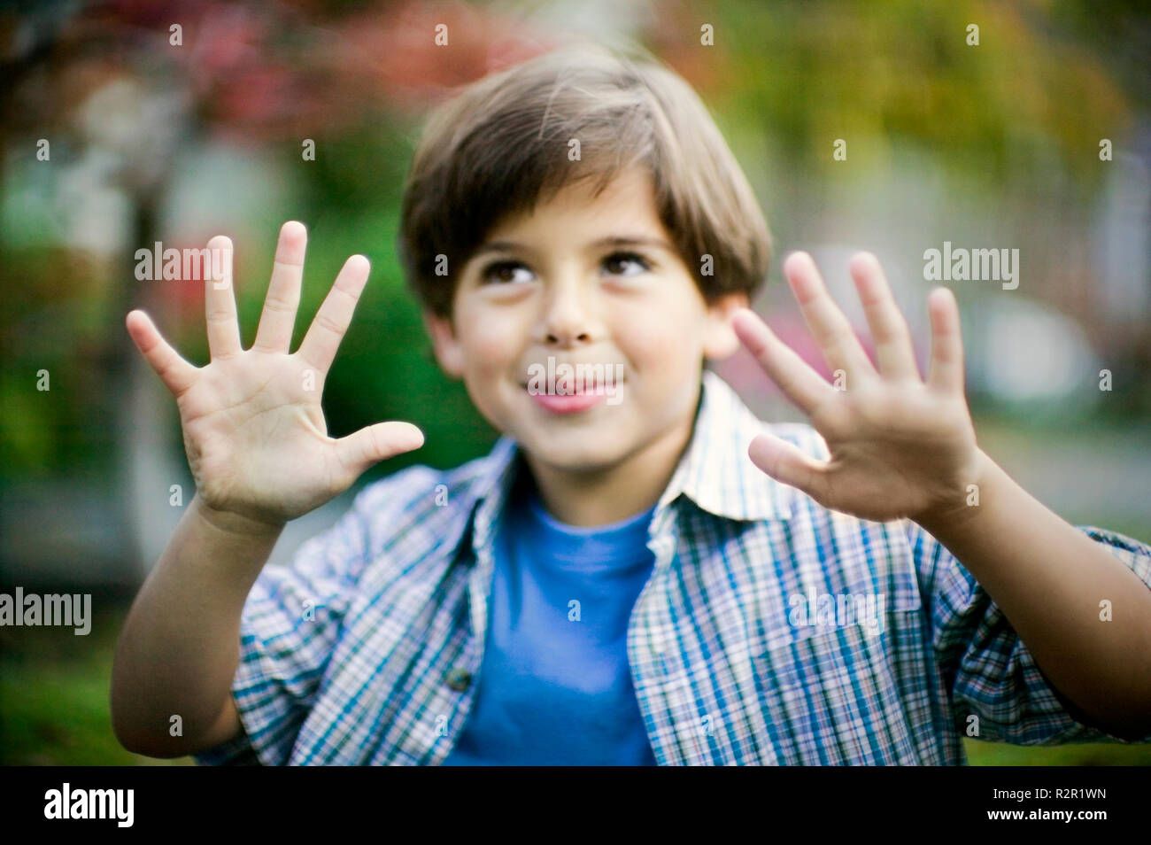 Junge in Plaid hält bis zehn Finger Stockfoto