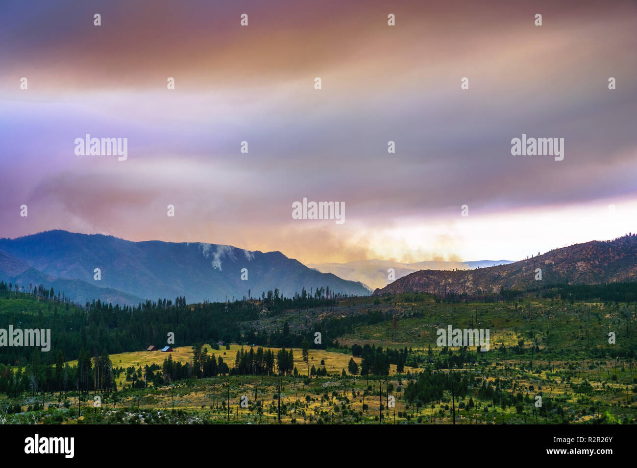 Blick Richtung Ferguson Feuer außerhalb von Yosemite National Park; farbige Rauch Wolken die Sonne, Kalifornien Stockfoto