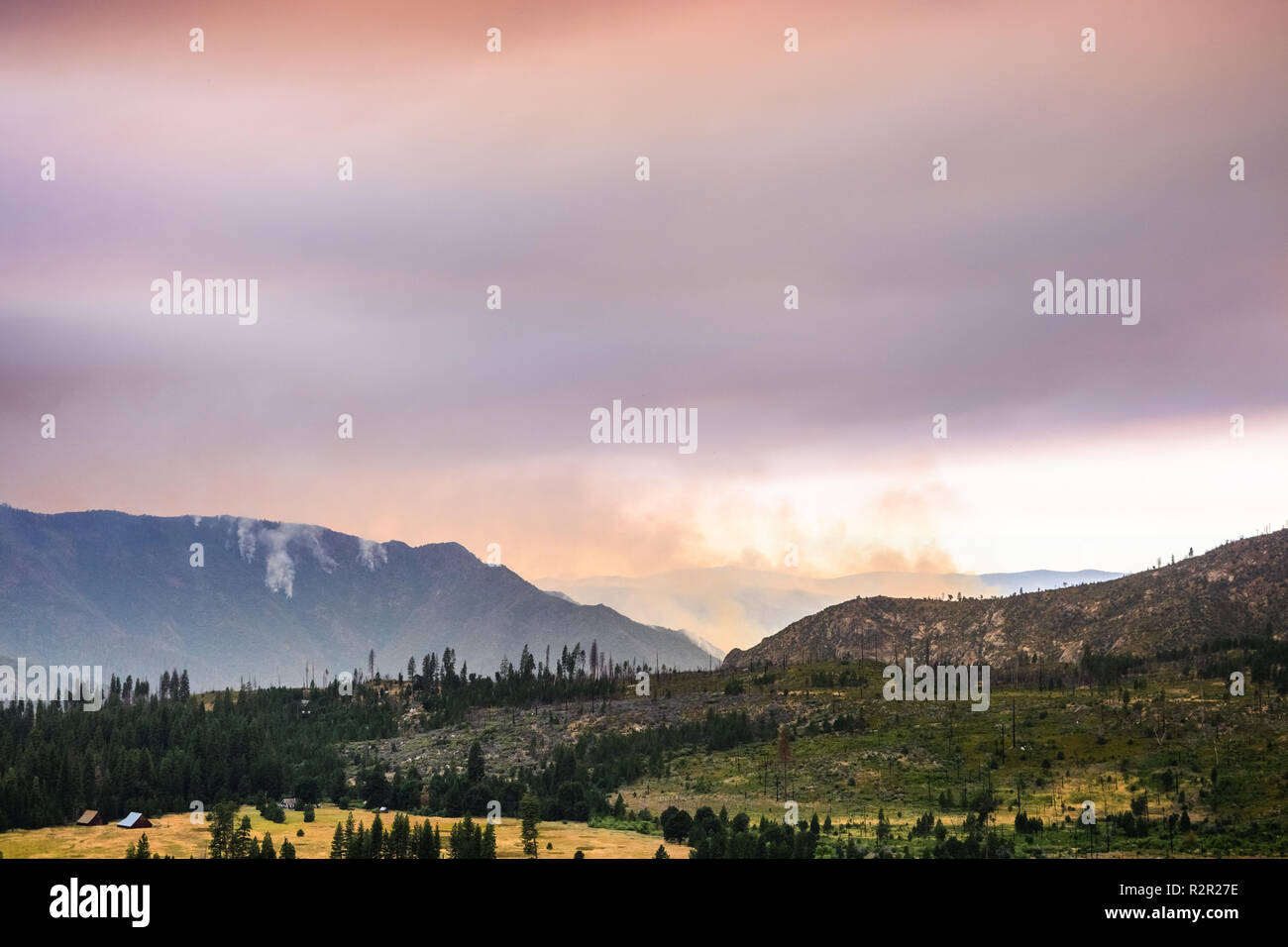 Blick Richtung Ferguson Feuer außerhalb von Yosemite National Park; farbige Rauch Wolken die Sonne, Kalifornien Stockfoto