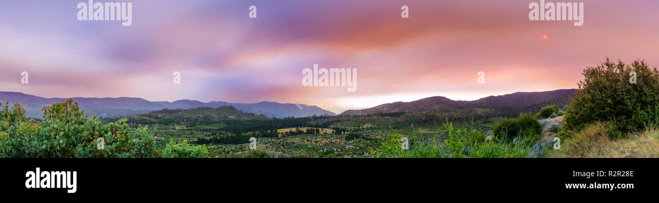 Blick Richtung Ferguson Feuer außerhalb von Yosemite National Park; Rauch Wolken die Sonne, Kalifornien Stockfoto