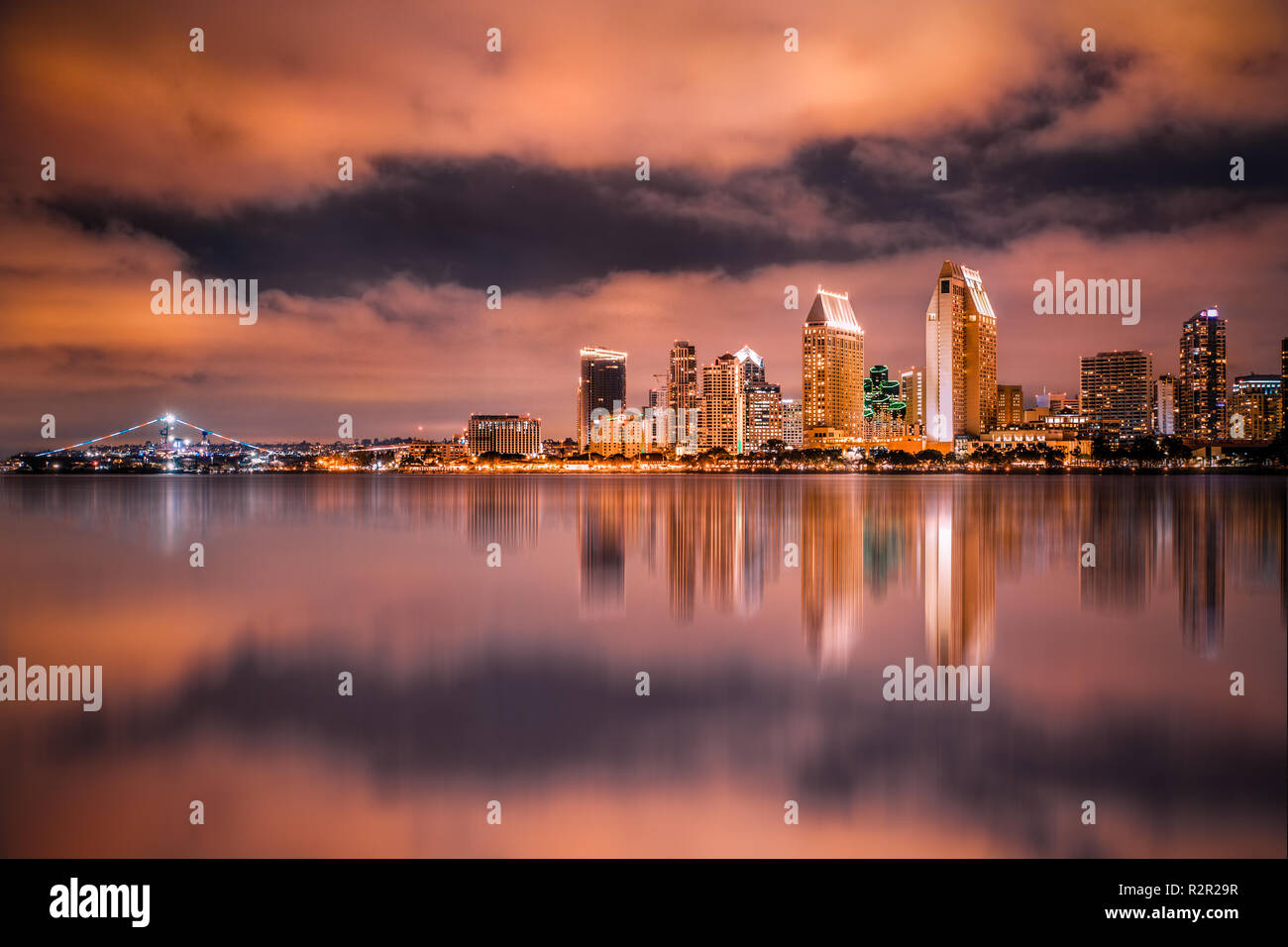 Schöne Aussicht auf den Sonnenuntergang der Stadt von San Diego, Kalifornien mit Bucht und Skyline Stockfoto