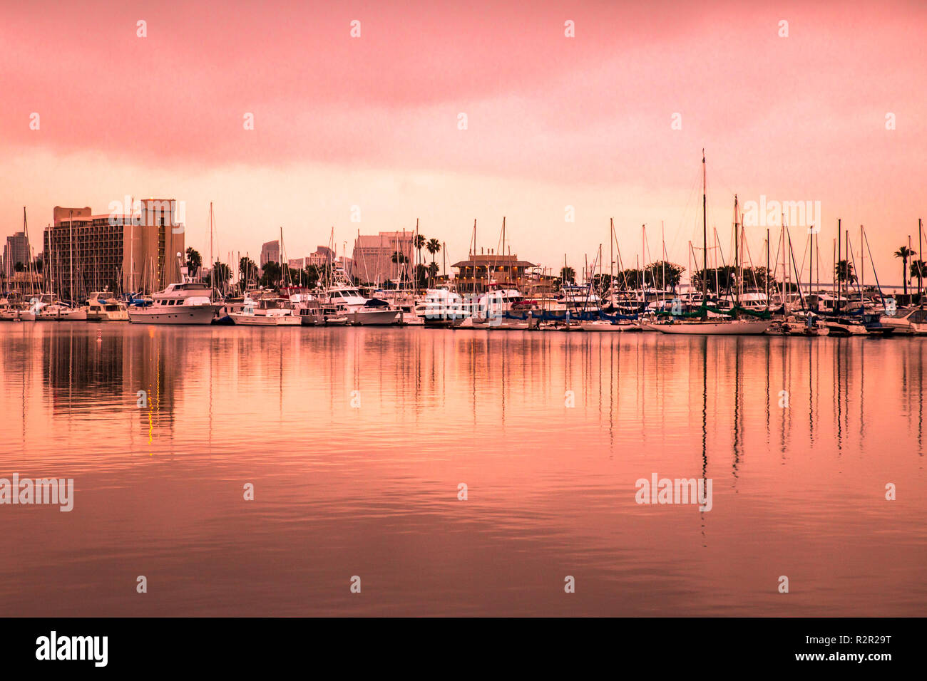 Schöne Aussicht auf den Sonnenuntergang der Stadt von San Diego, Kalifornien mit Bucht und Skyline Stockfoto