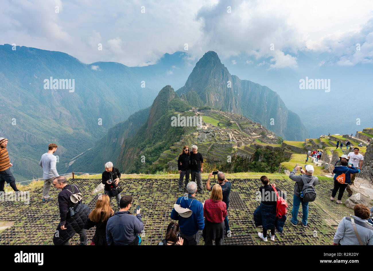 Touristen besuchen und das Aufnehmen von Fotos in Machu Picchu in Peru Stockfoto