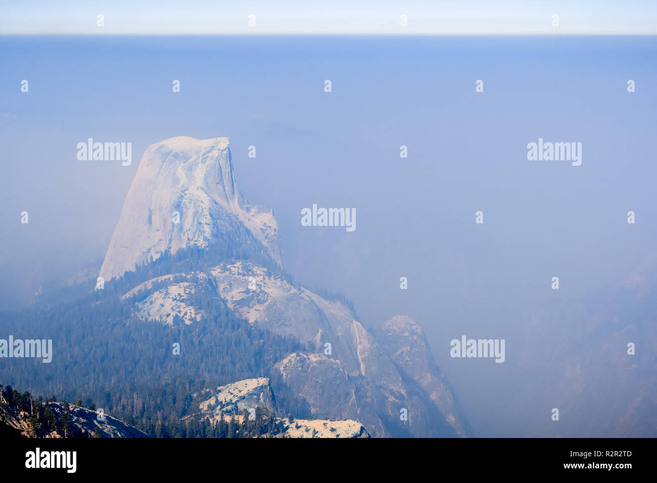 Blick auf den Half Dome und das Tal hinaus an einem Tag mit schlechter Sicht aufgrund der Rauch aus den Ferguson Brand, Yosemite Nationalpark Stockfoto