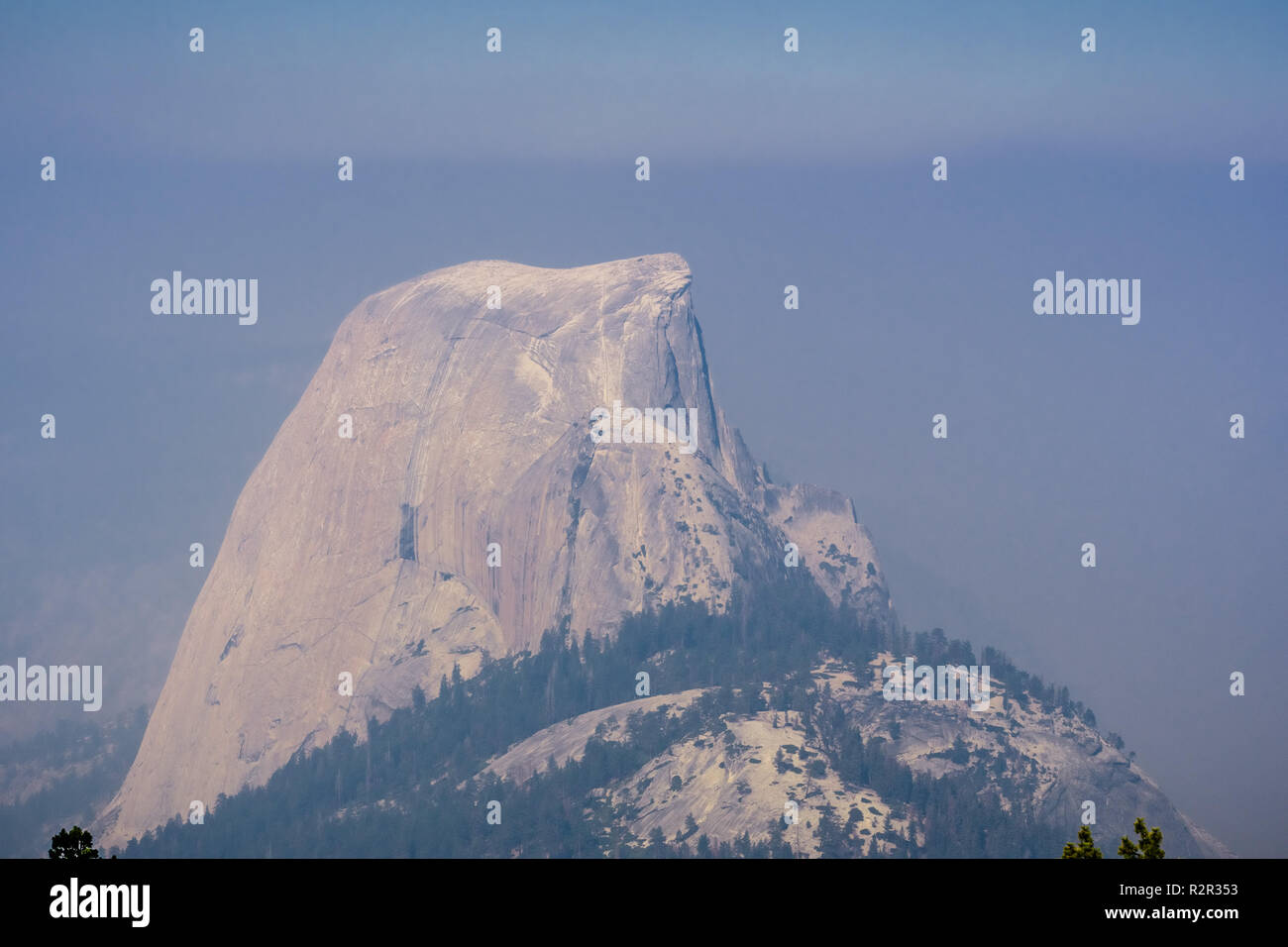 Blick auf den Half Dome an einem Tag mit schlechter Sicht aufgrund der Rauchentwicklung aus dem Ferguson Brand, Yosemite National Park, Kalifornien Stockfoto