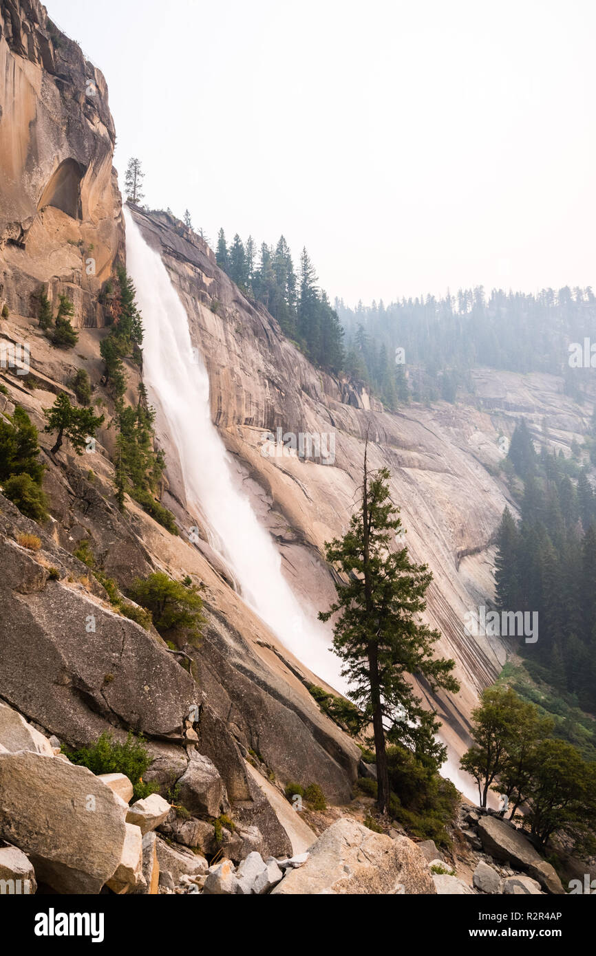 Seitenansicht von Nevada fällt; Rauch aus der Ferguson Brand für den Himmel, Yosemite National Park, Kalifornien Stockfoto