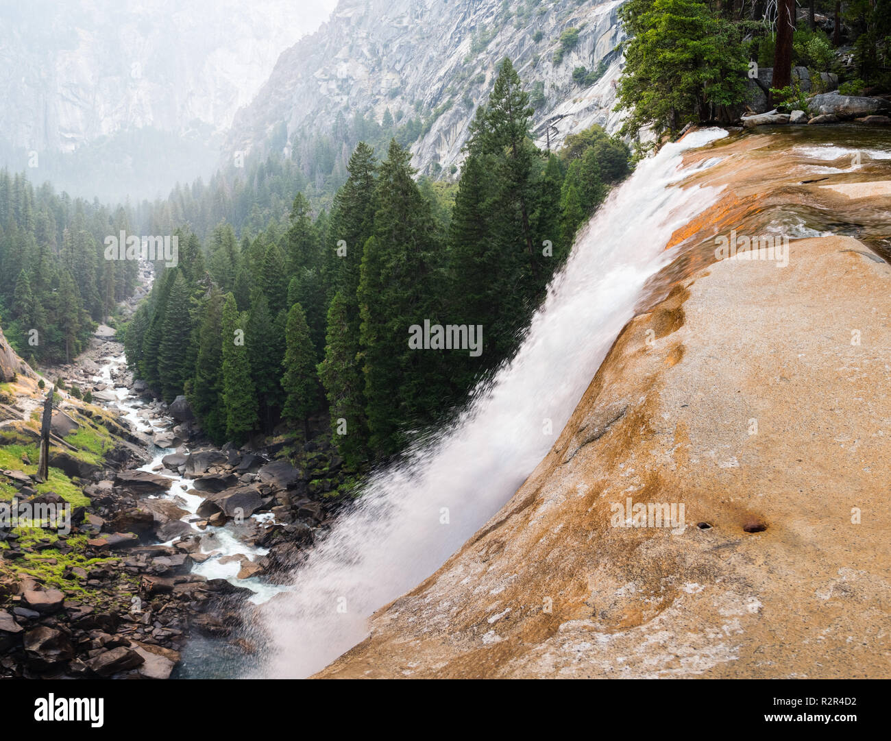 Vernal fällt von oben gesehen; Rauch aus Ferguson Brand im Tal sichtbar, Yosemite National Park, Kalifornien Stockfoto