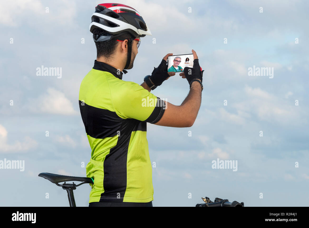 Radfahrer spricht mit seinem Arzt durch Videokonferenz Stockfoto